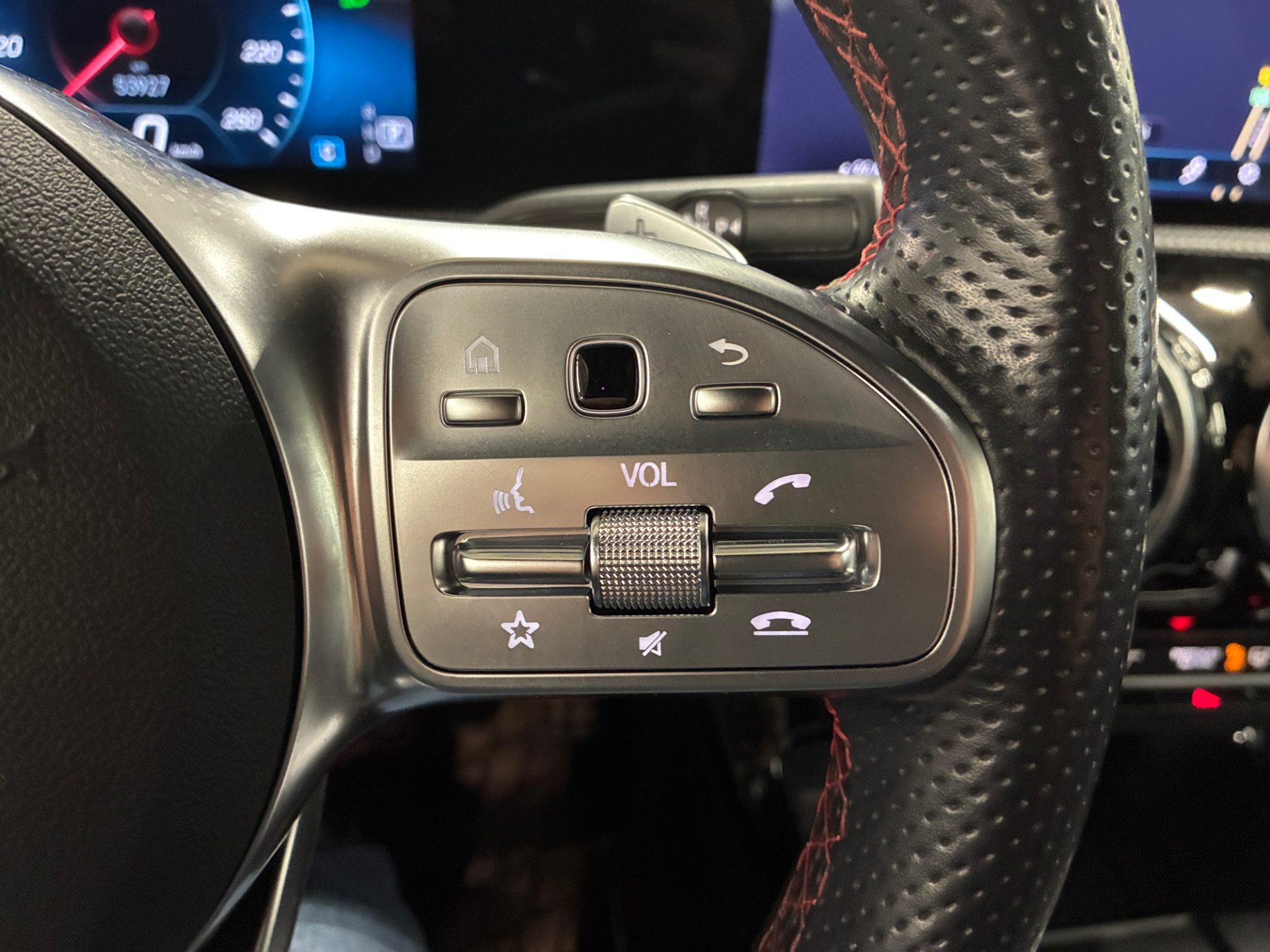 MERCEDES-BENZ A 2022