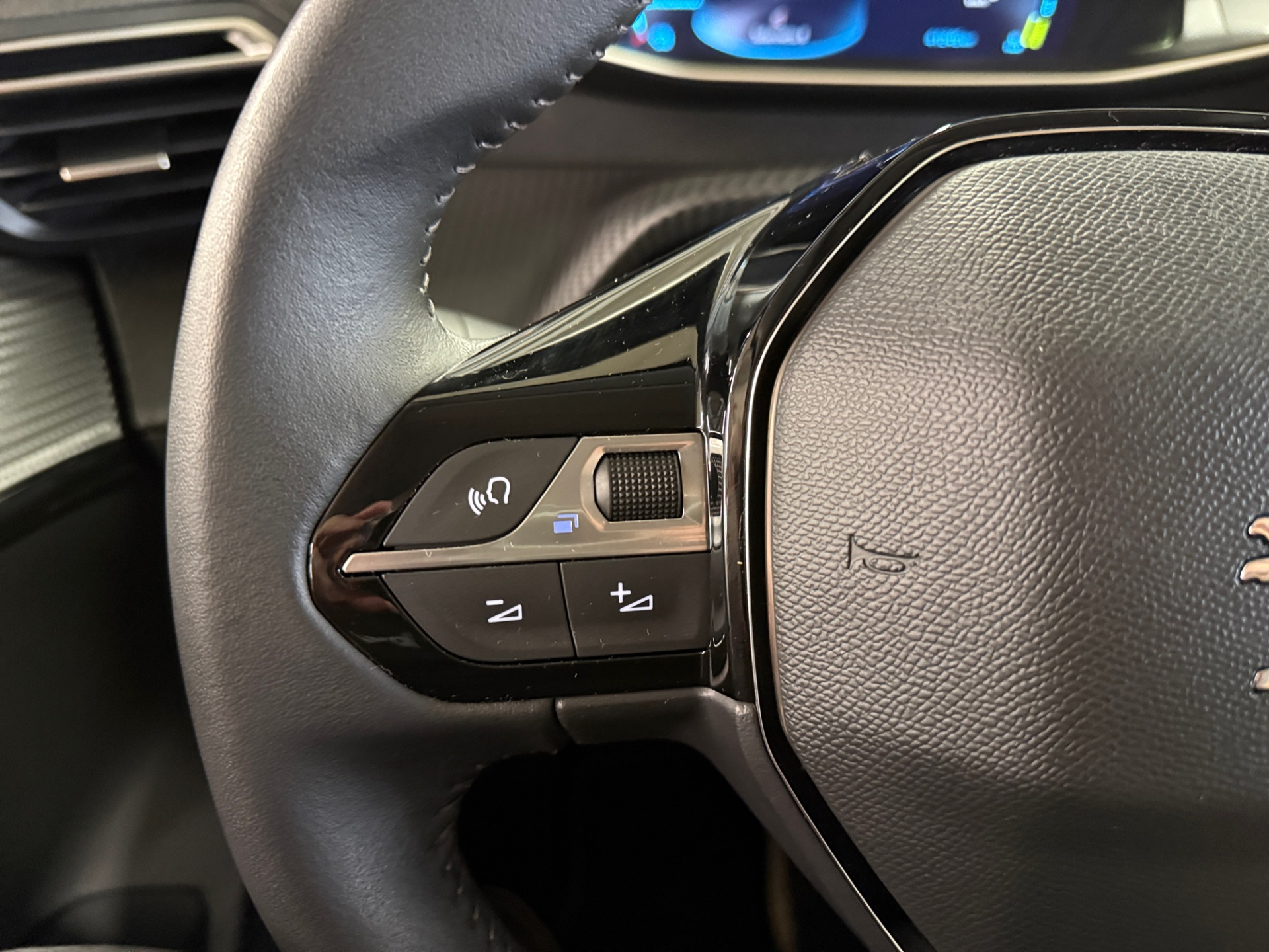PEUGEOT e-208 2023
