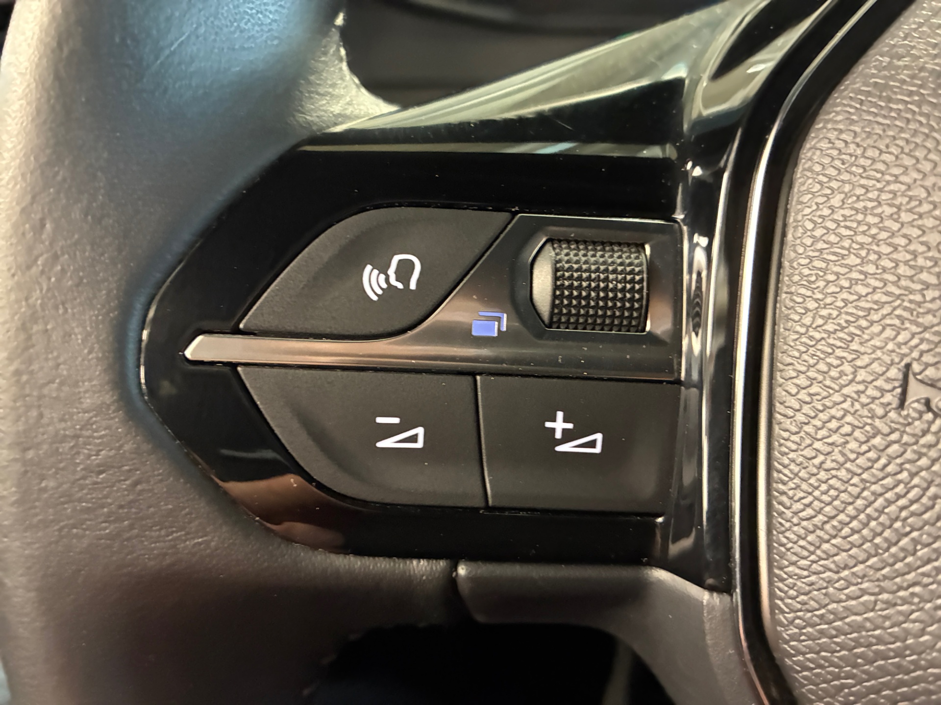 PEUGEOT e-2008 2023