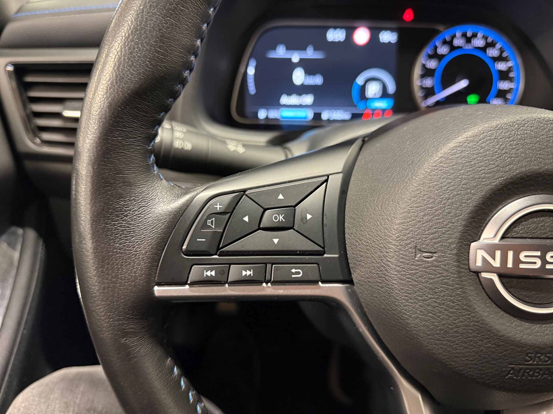 NISSAN LEAF 2023