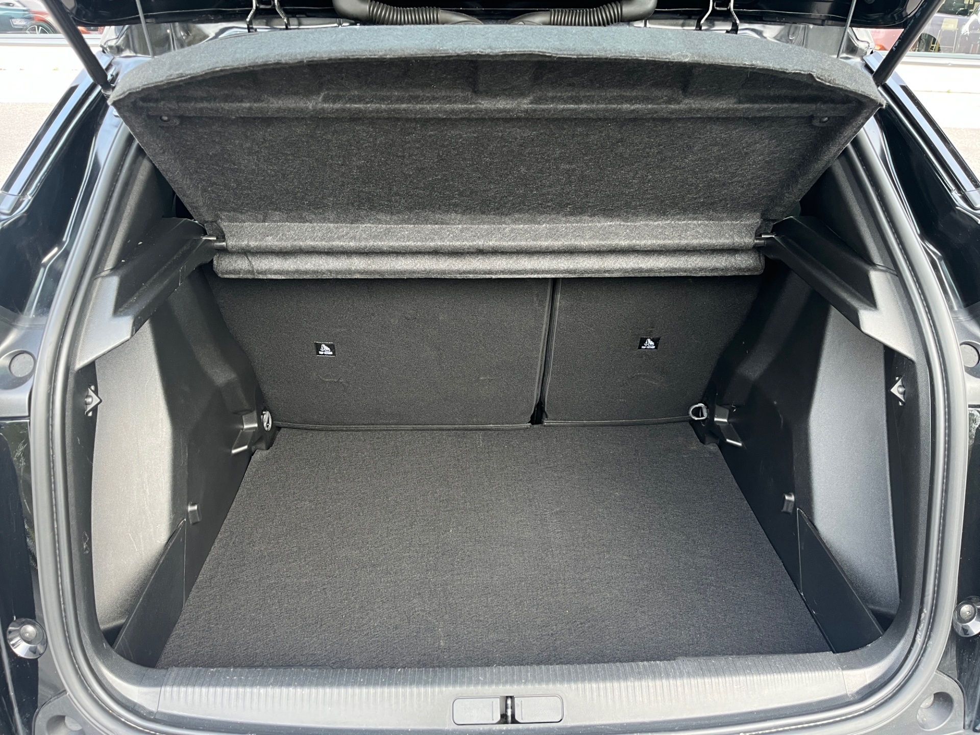 PEUGEOT e-2008 2023