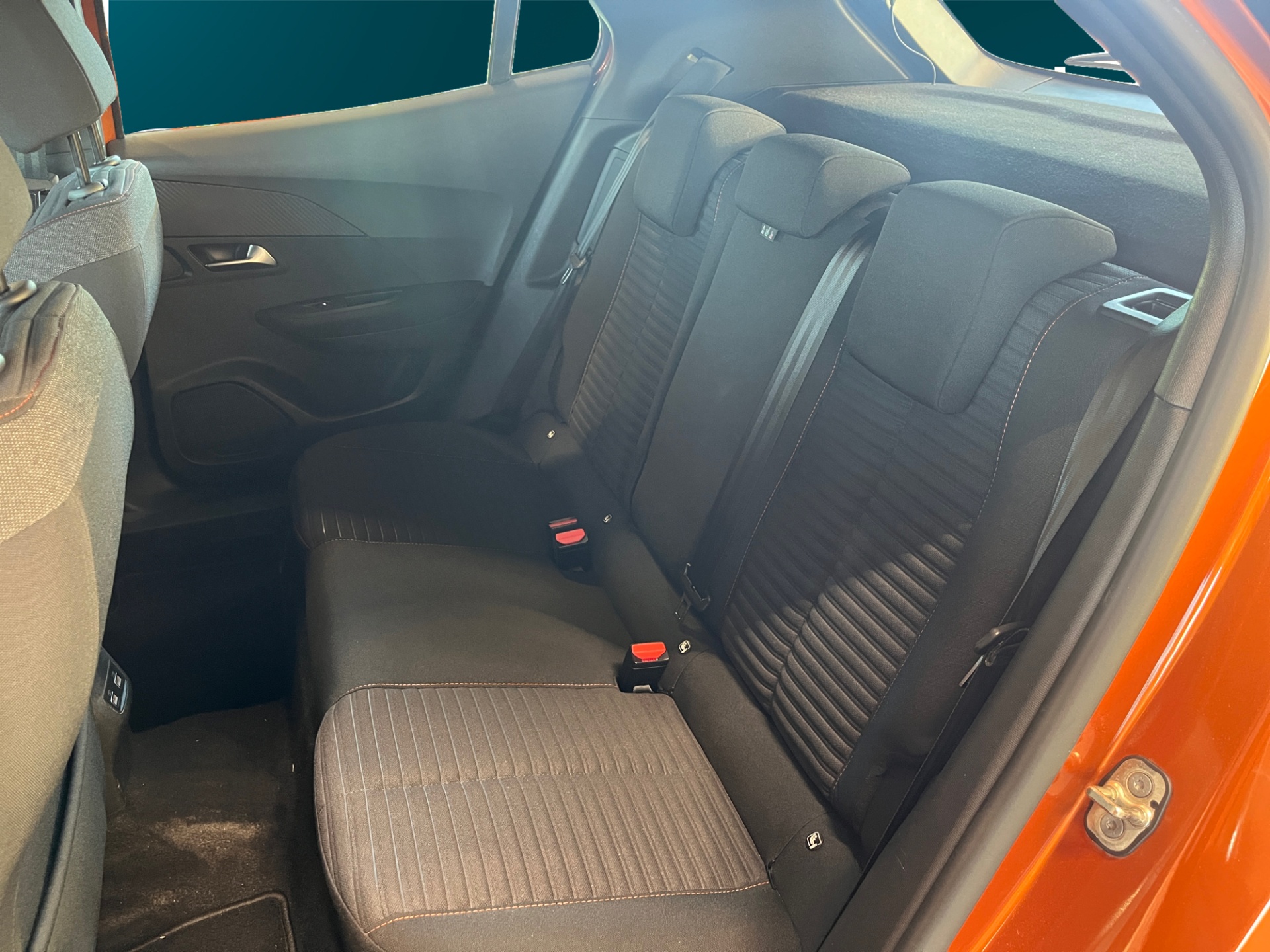 PEUGEOT e-2008 2023