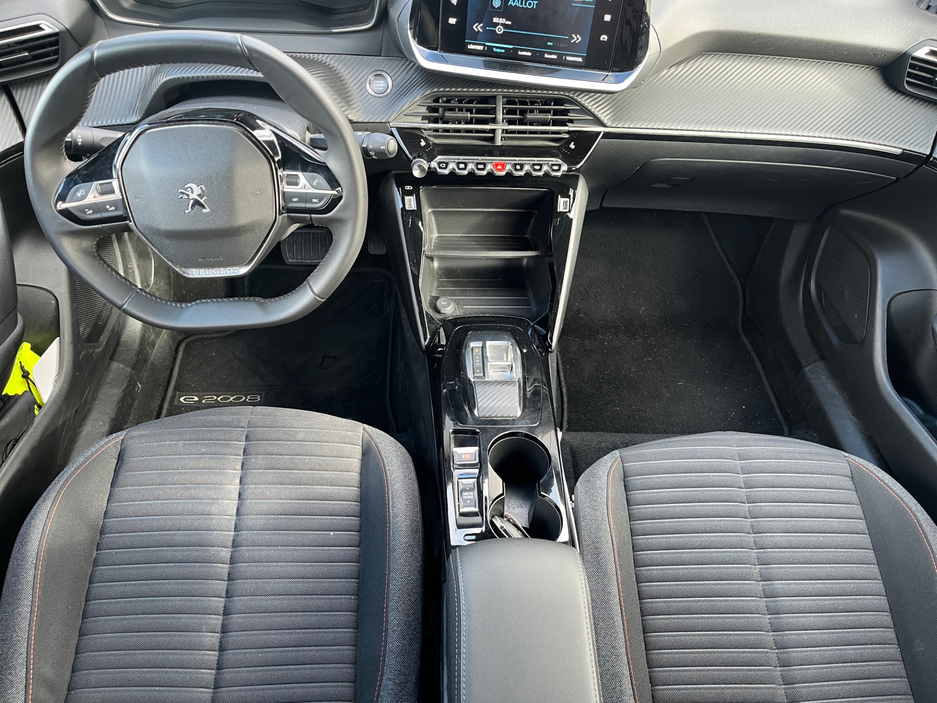 PEUGEOT e-2008 2023