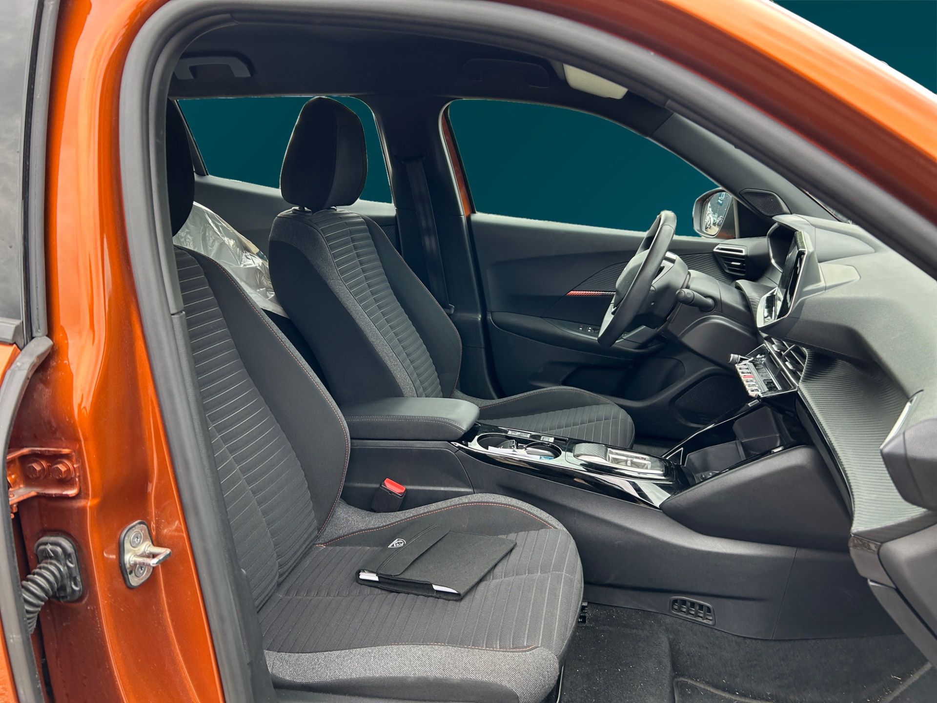 PEUGEOT e-2008 2023
