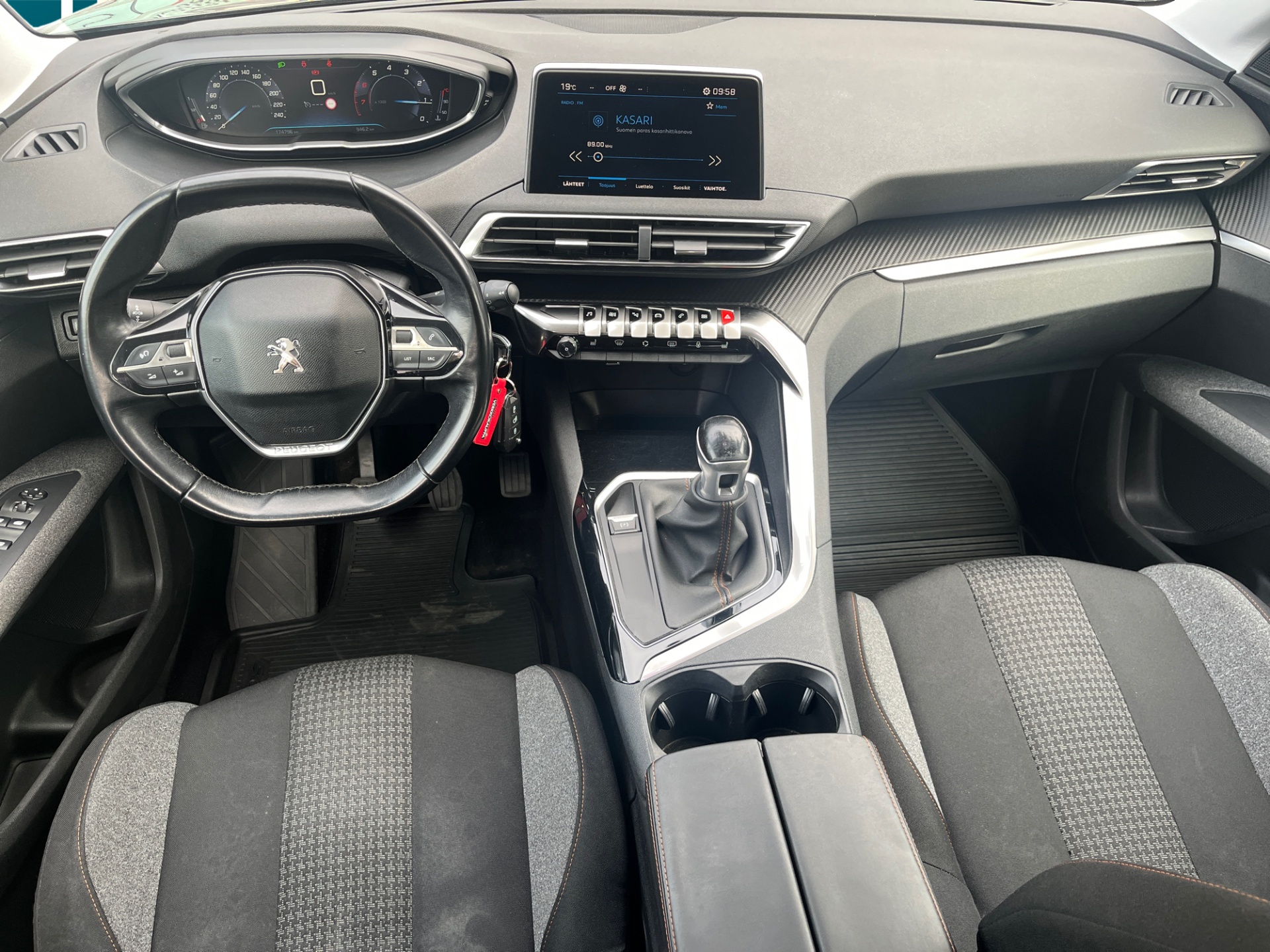 PEUGEOT 5008 2018