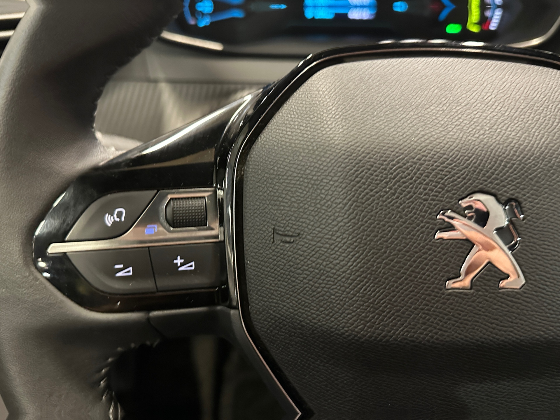 PEUGEOT e-2008 2023