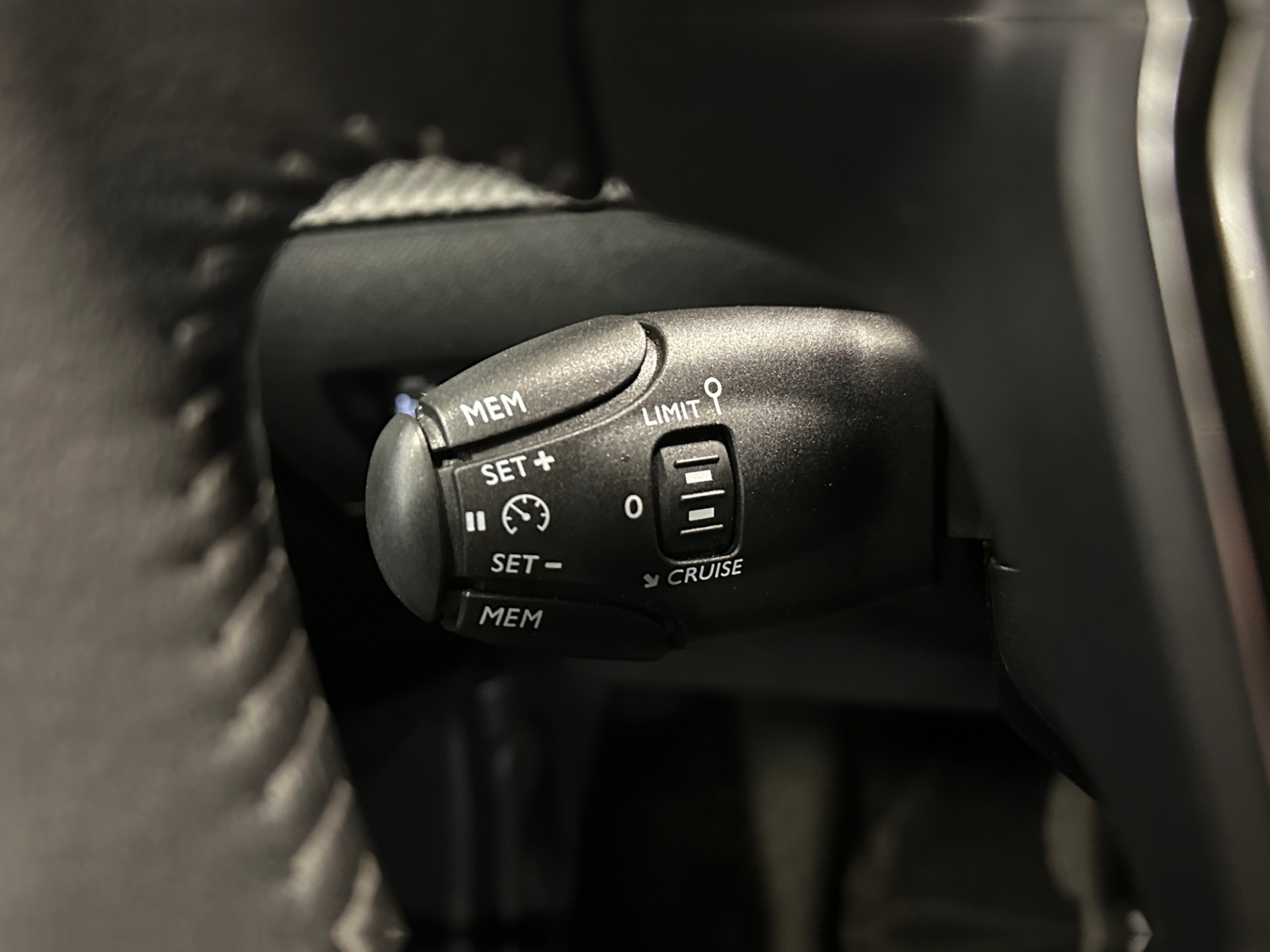 PEUGEOT e-2008 2023