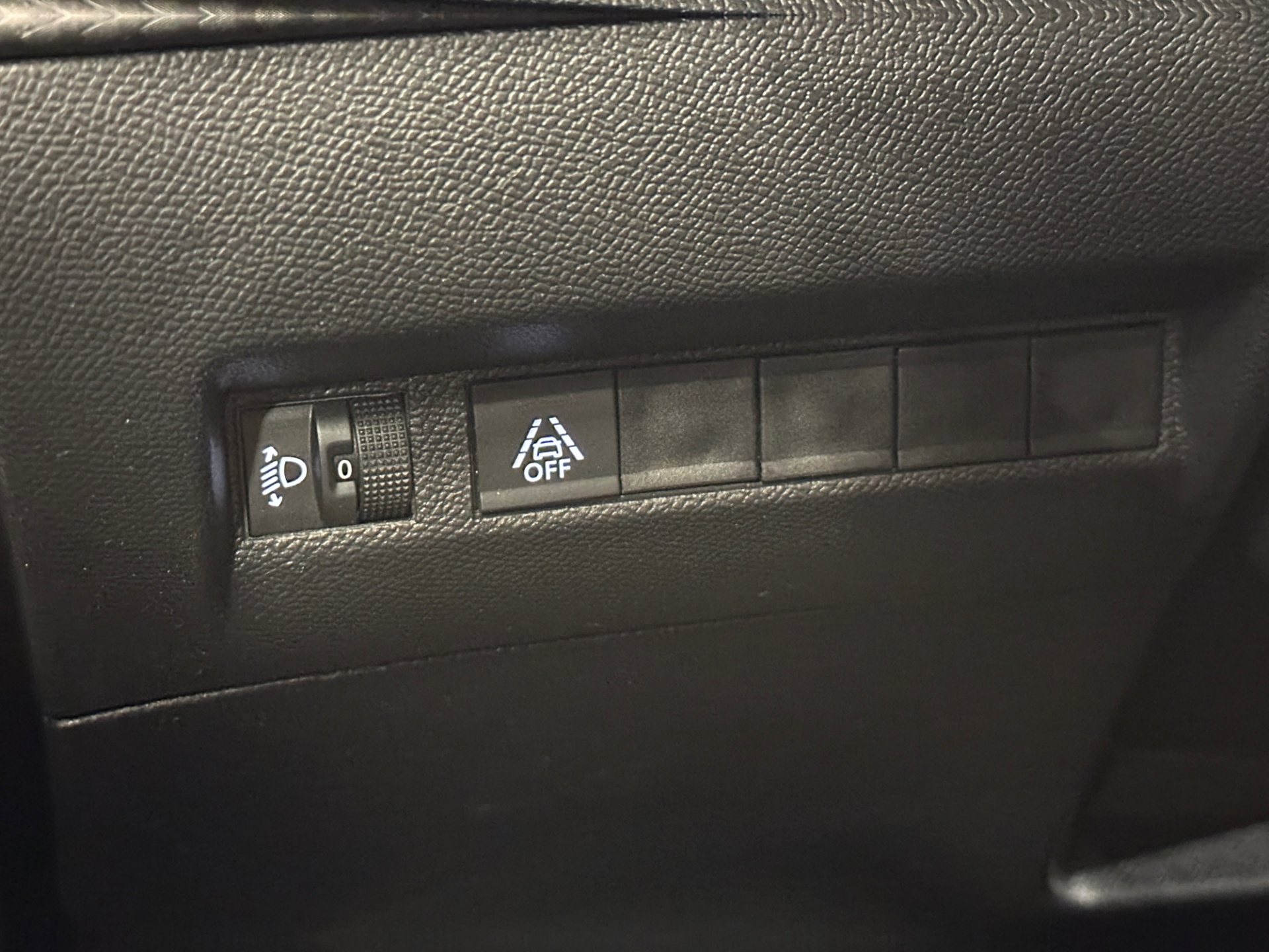 PEUGEOT e-2008 2023