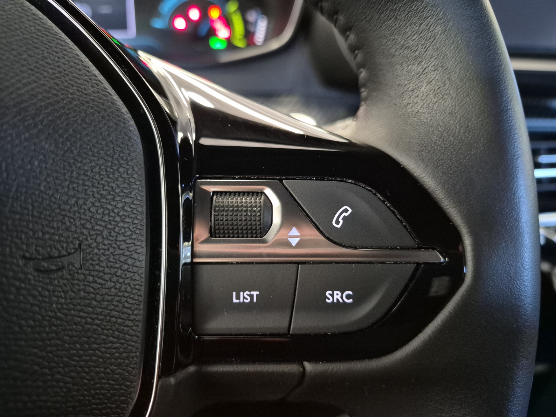 PEUGEOT e-2008 2023