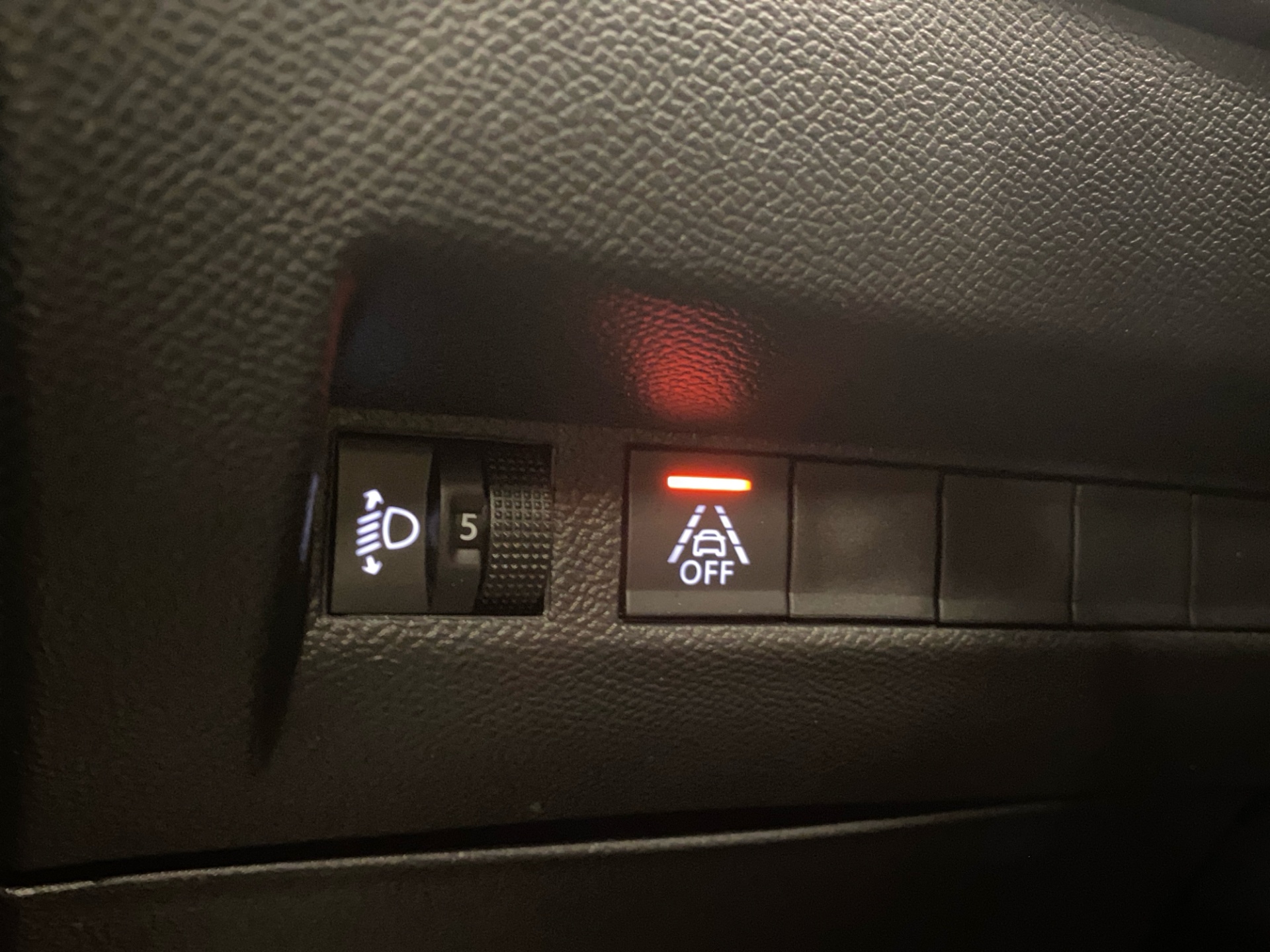 PEUGEOT e-2008 2023