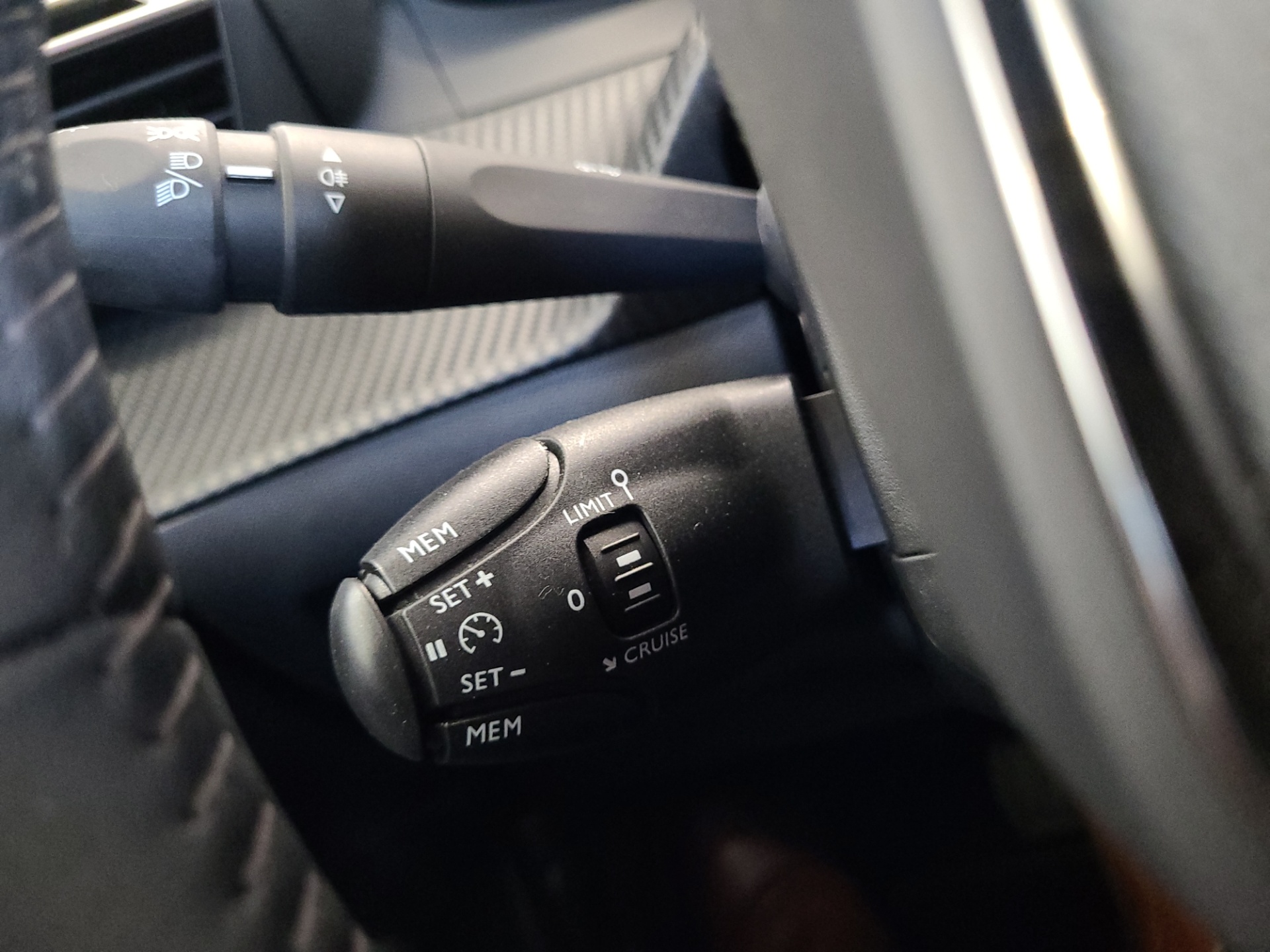 PEUGEOT e-2008 2023