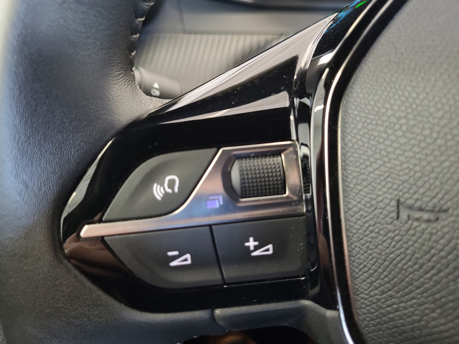 PEUGEOT e-2008 2023