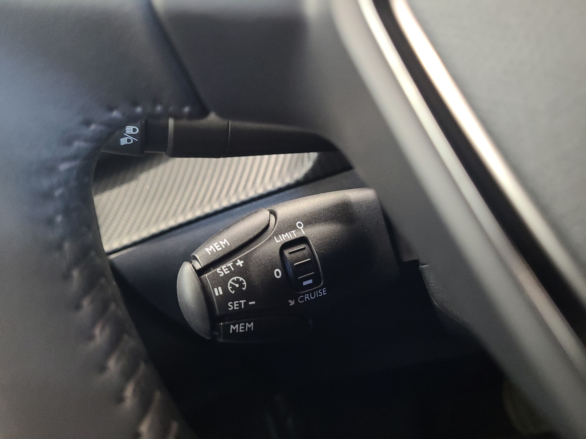 PEUGEOT e-2008 2023