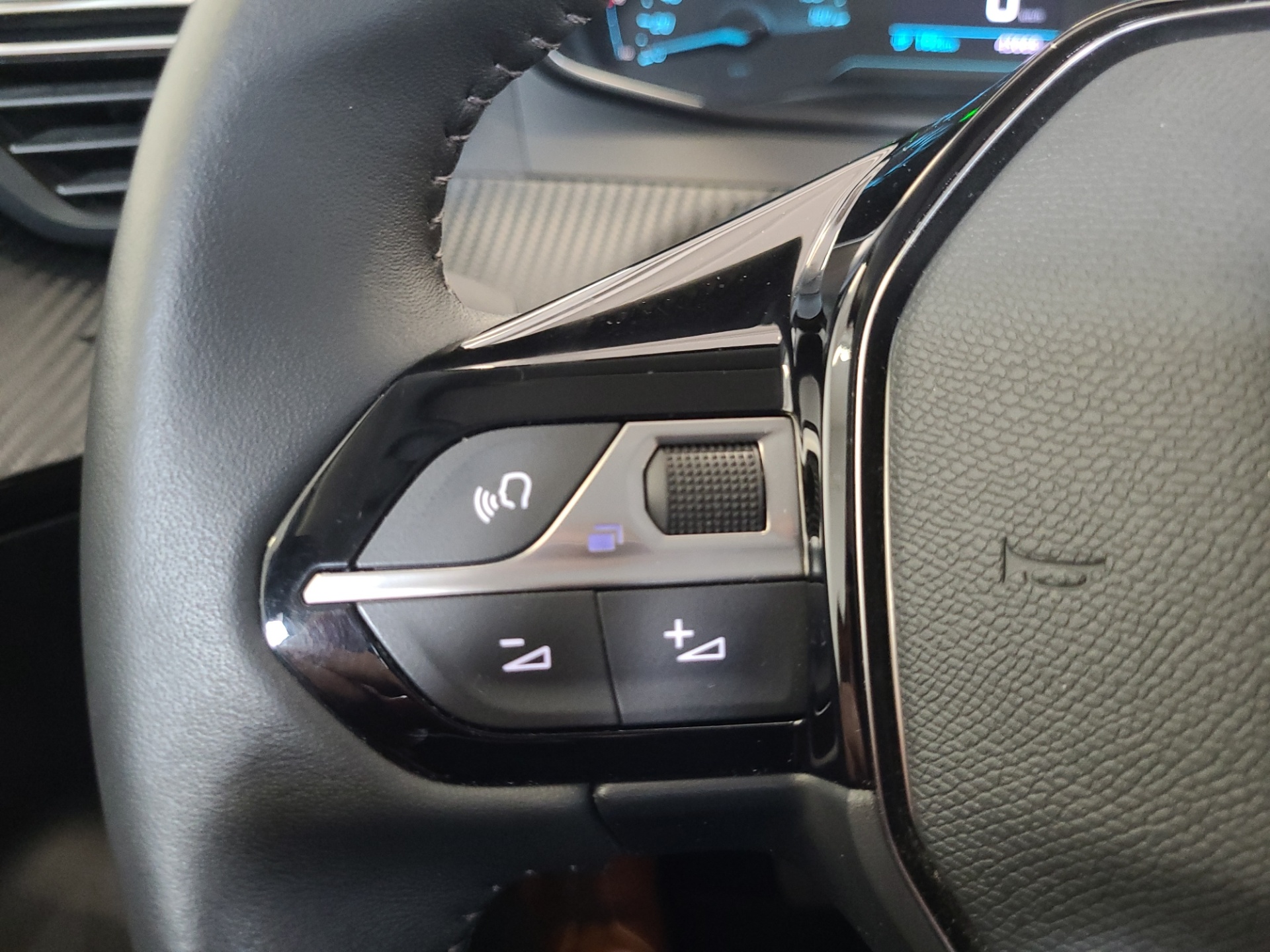 PEUGEOT e-2008 2022