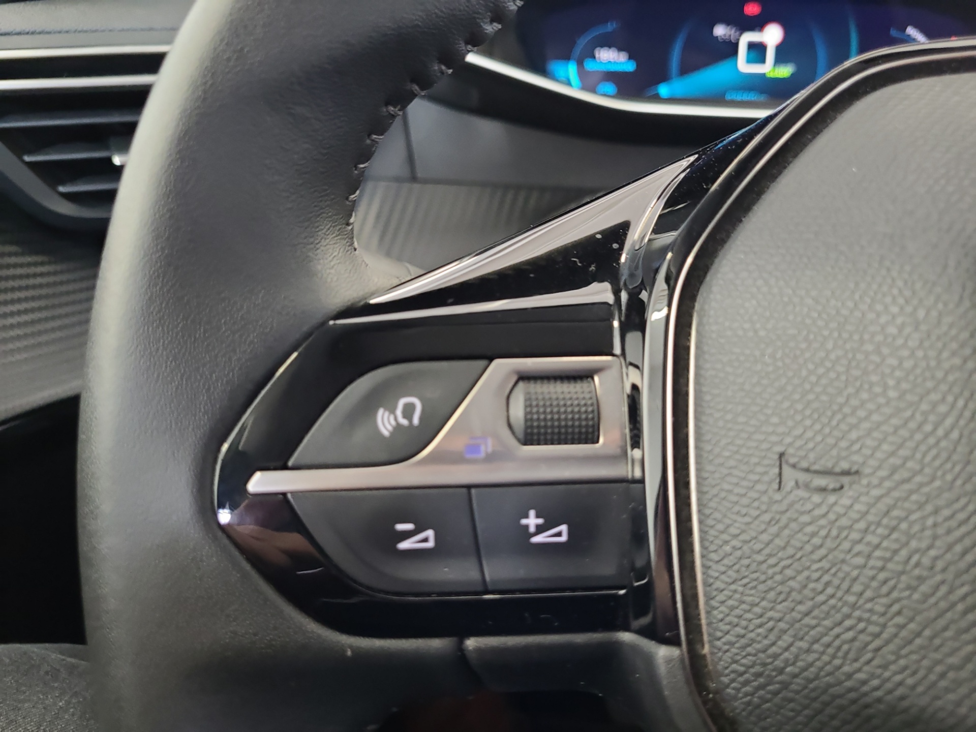 PEUGEOT e-208 2023