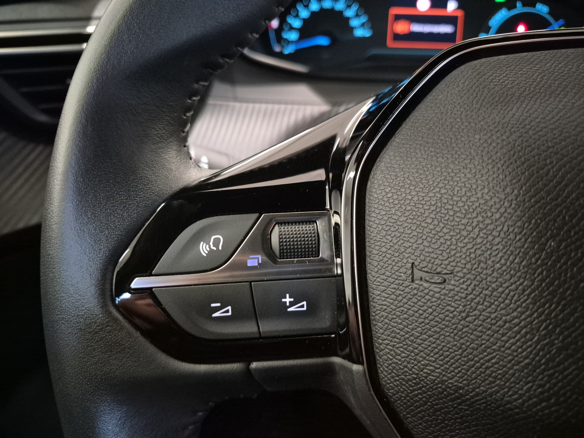 PEUGEOT e-2008 2023