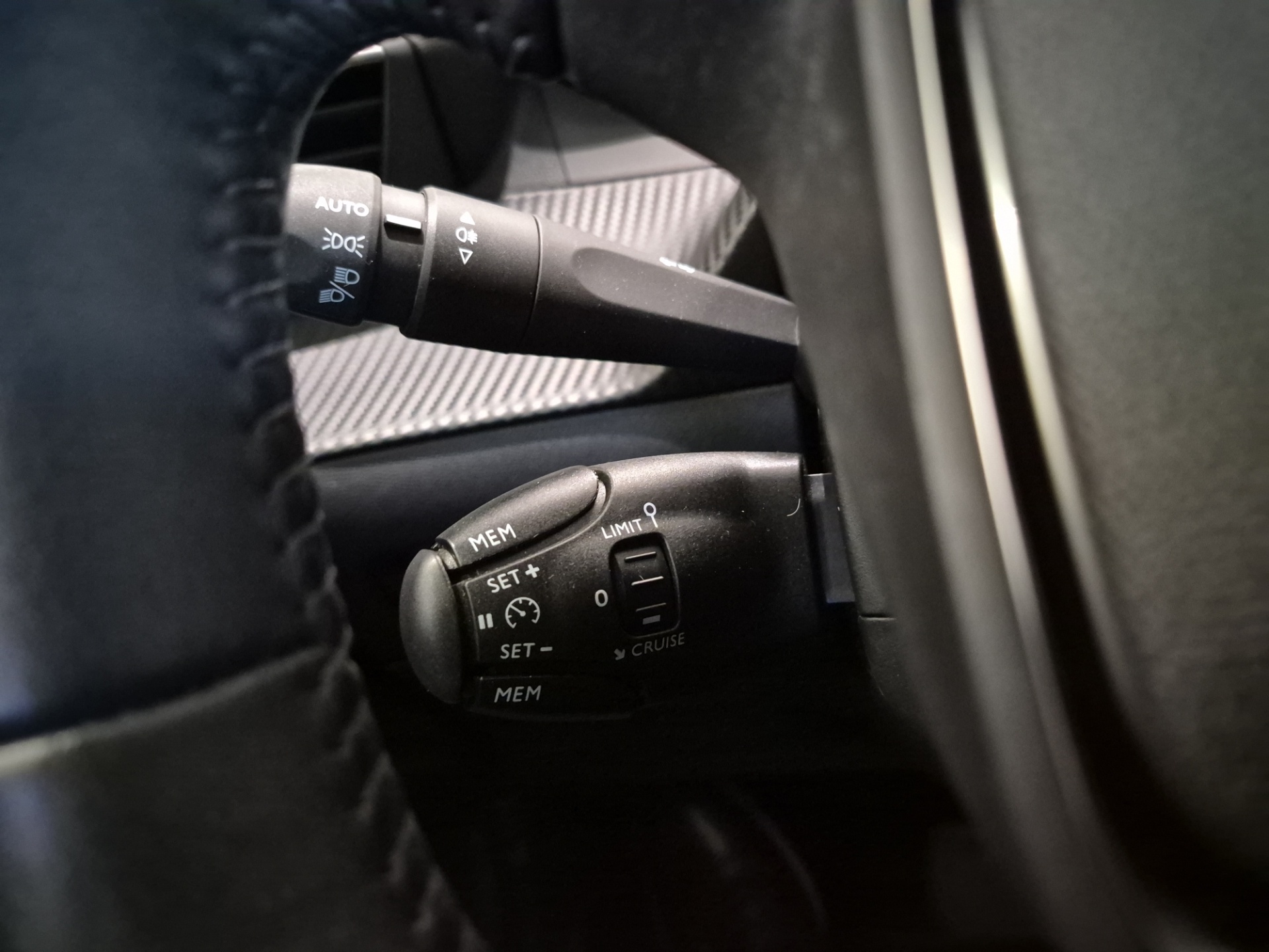 PEUGEOT e-2008 2023