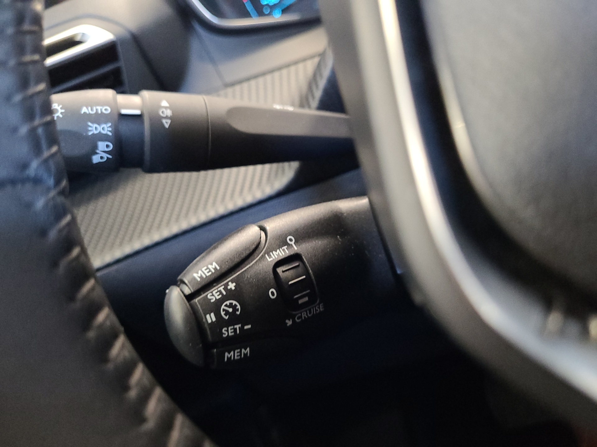 PEUGEOT e-2008 2023