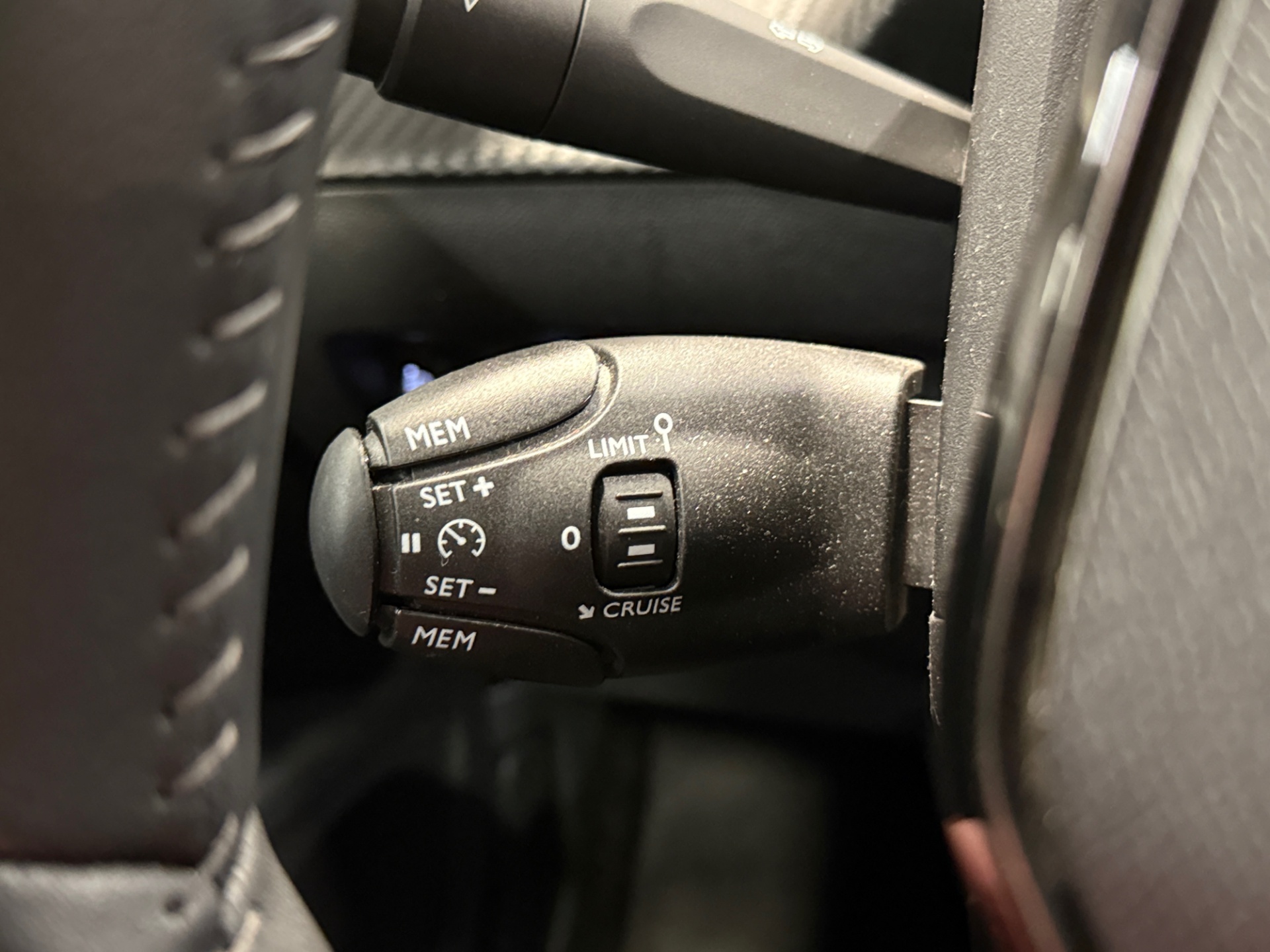 PEUGEOT e-2008 2023