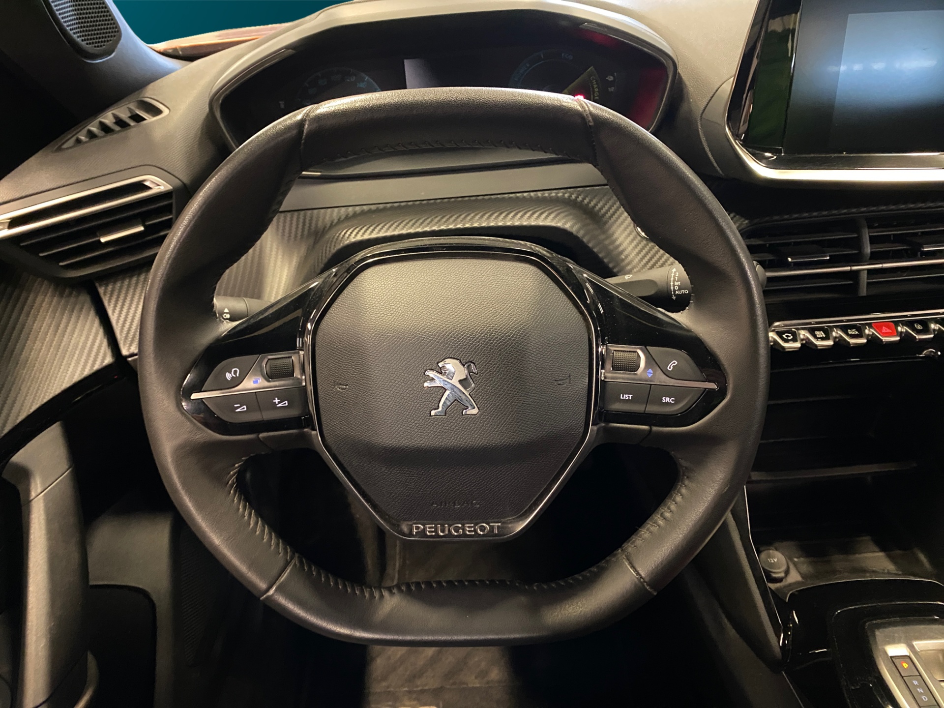 PEUGEOT e-2008 2023