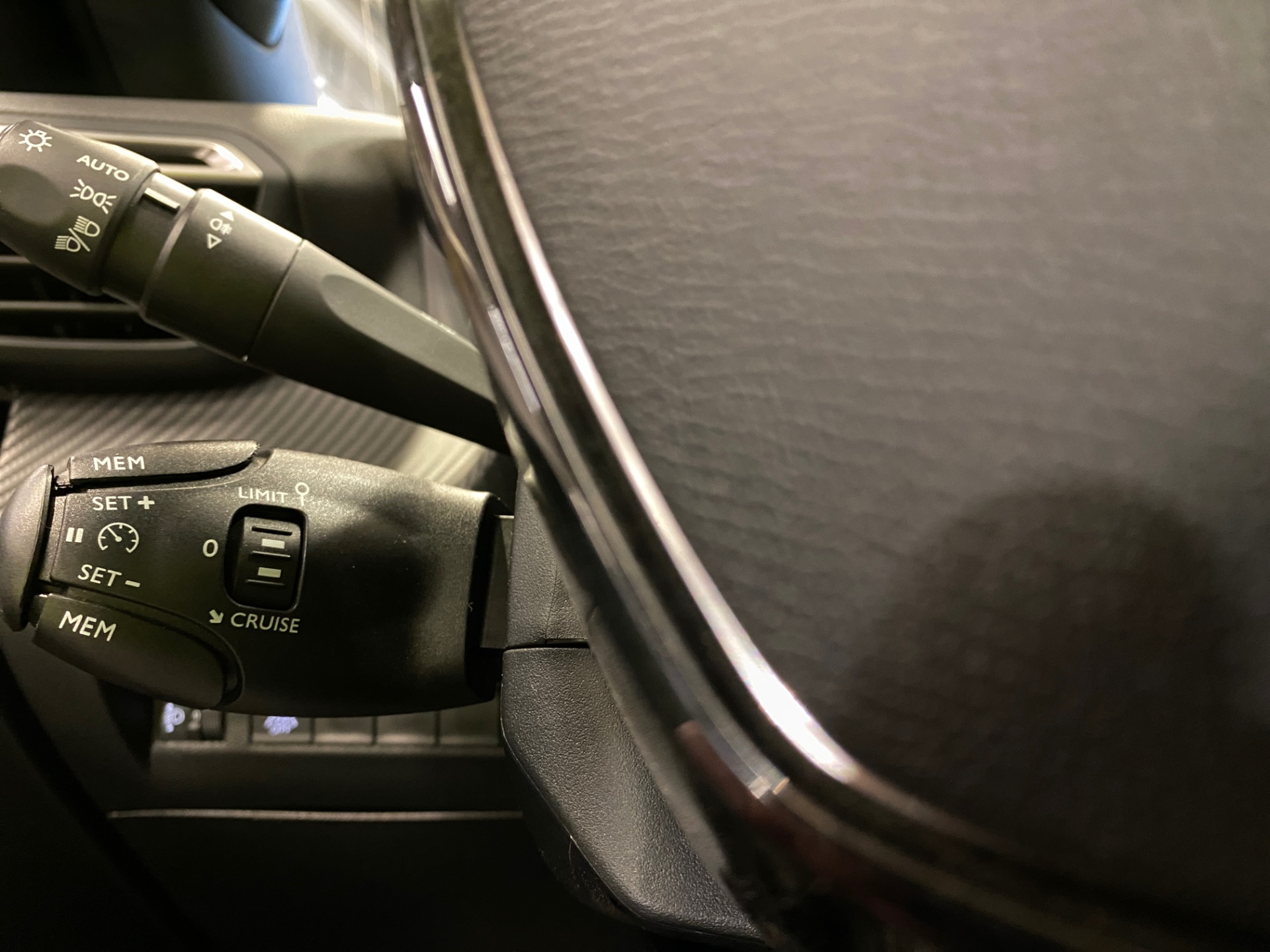 PEUGEOT e-2008 2023
