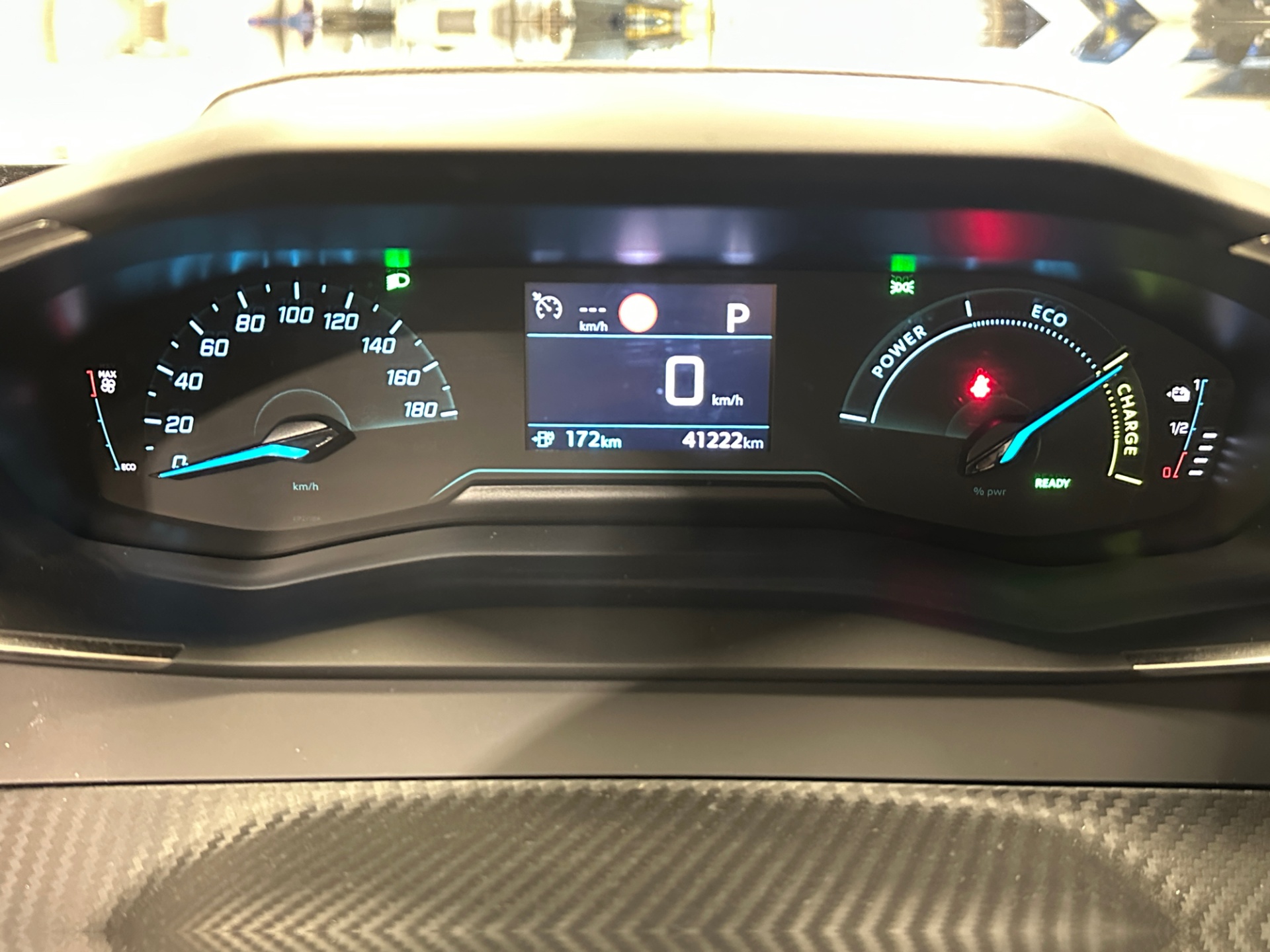 PEUGEOT e-2008 2023