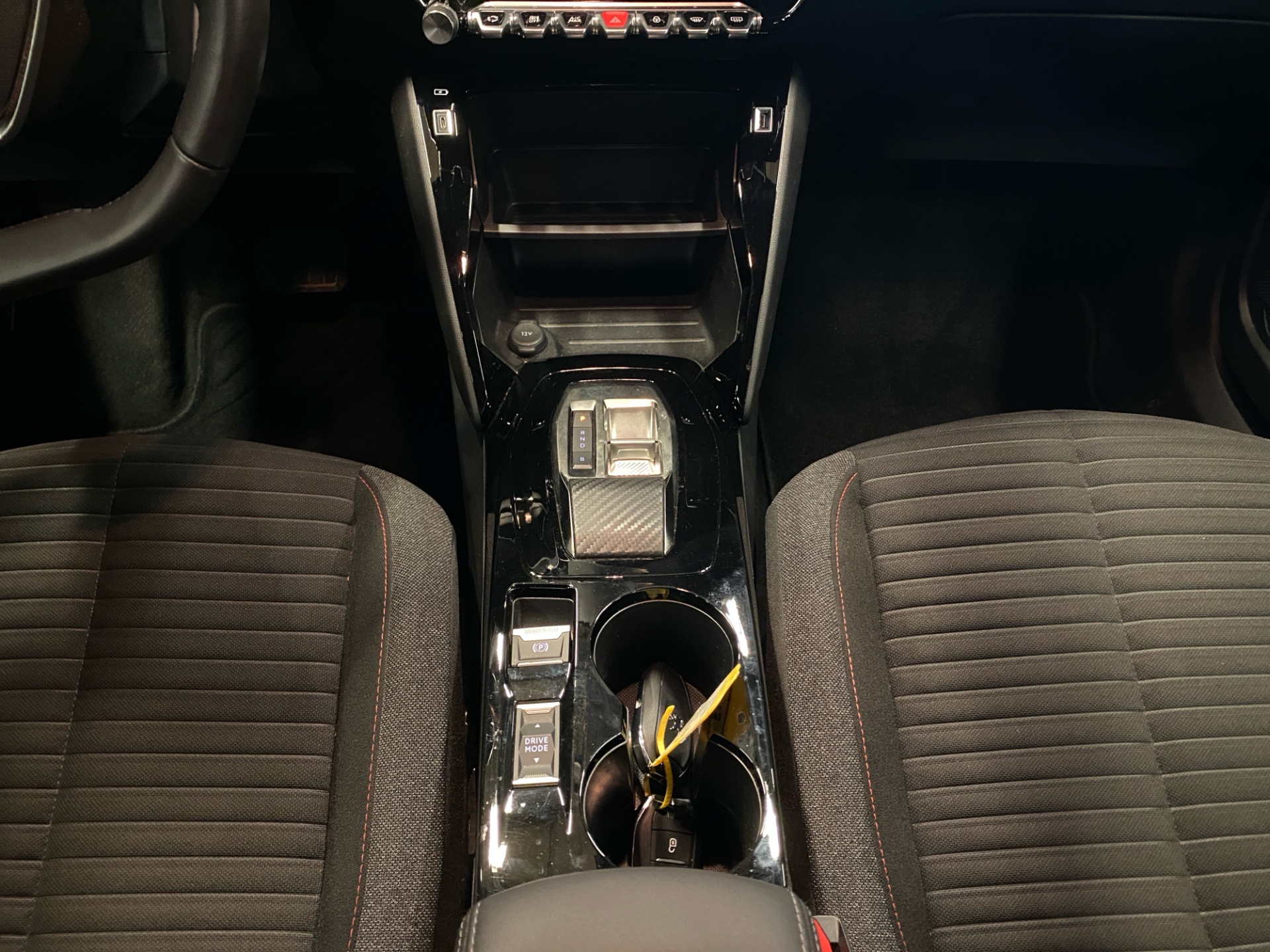 PEUGEOT e-2008 2023