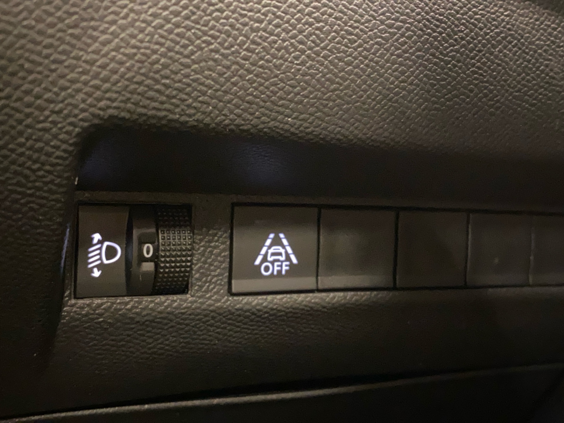 PEUGEOT e-2008 2023