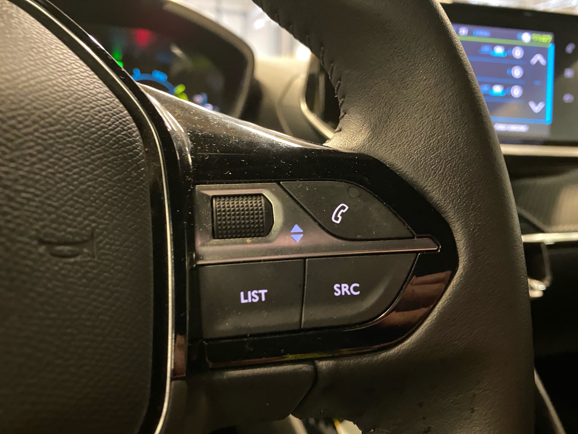 PEUGEOT e-2008 2023