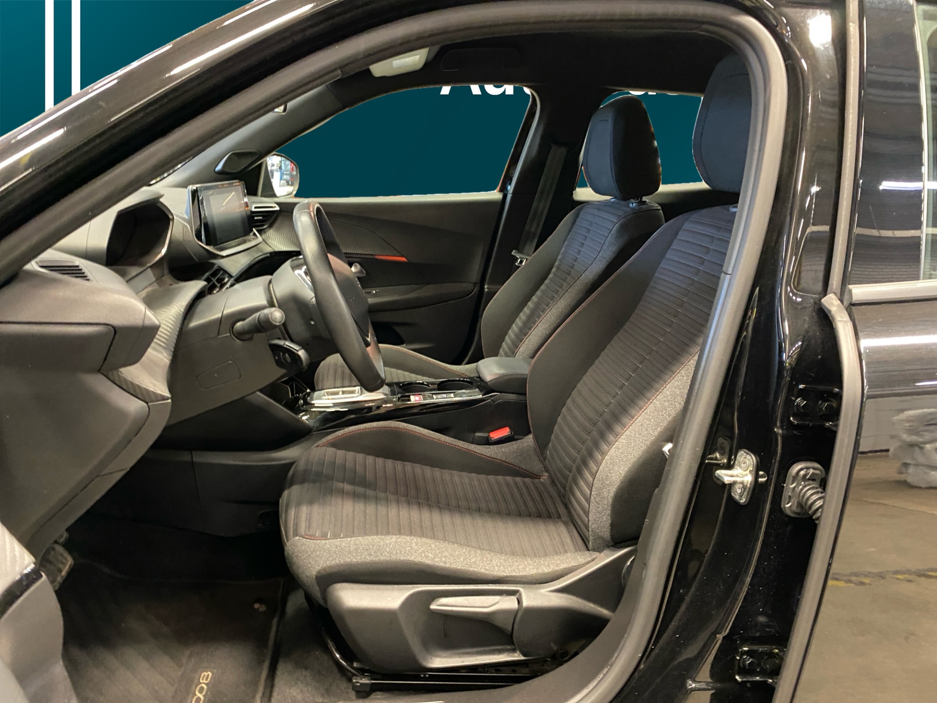 PEUGEOT e-2008 2023