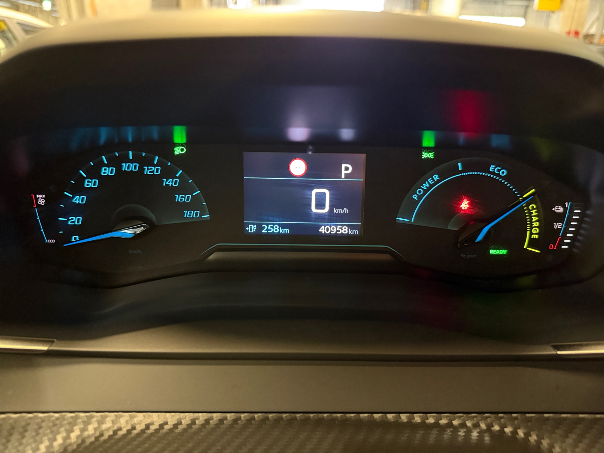 PEUGEOT e-2008 2023