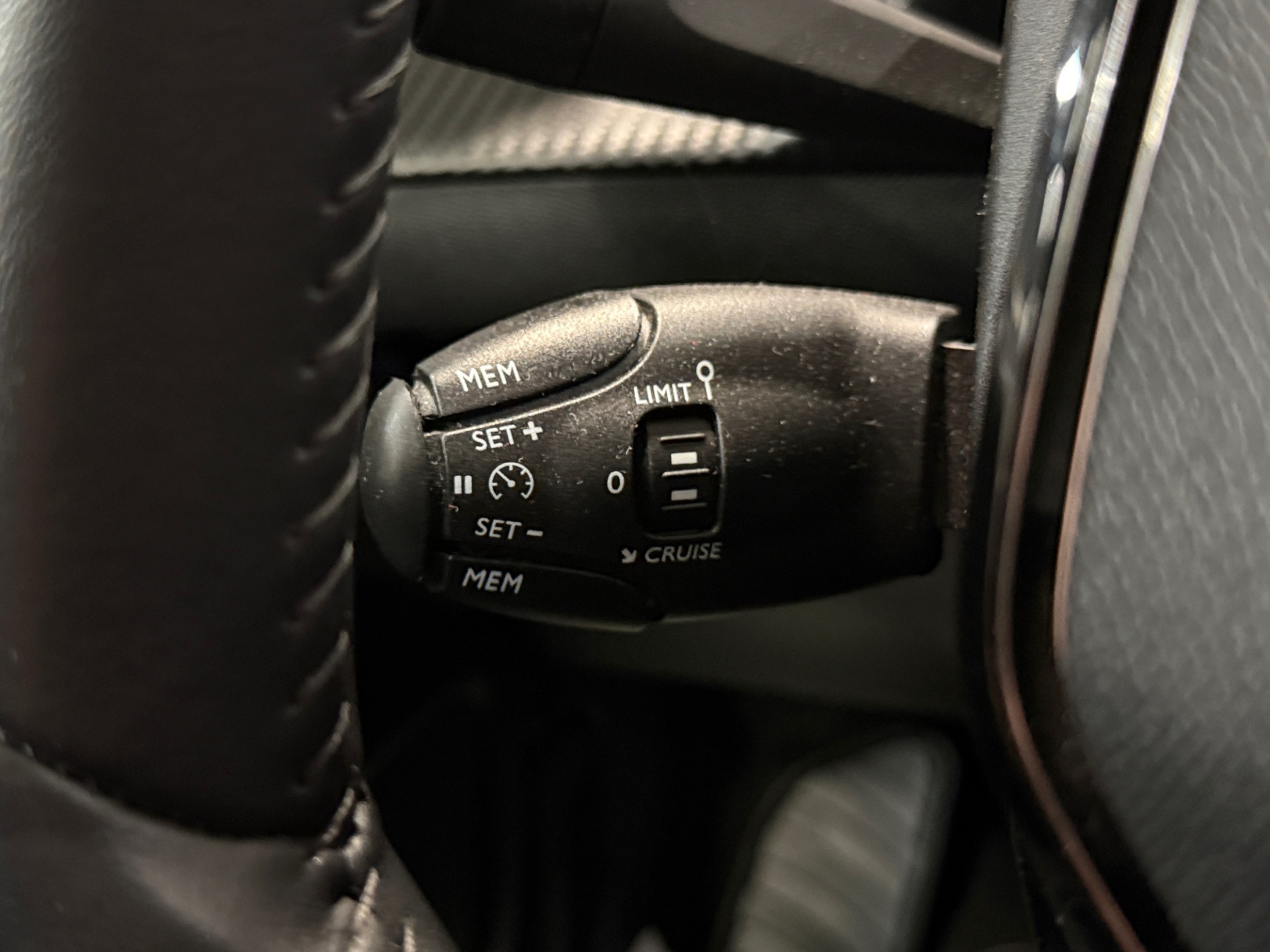 PEUGEOT e-2008 2023