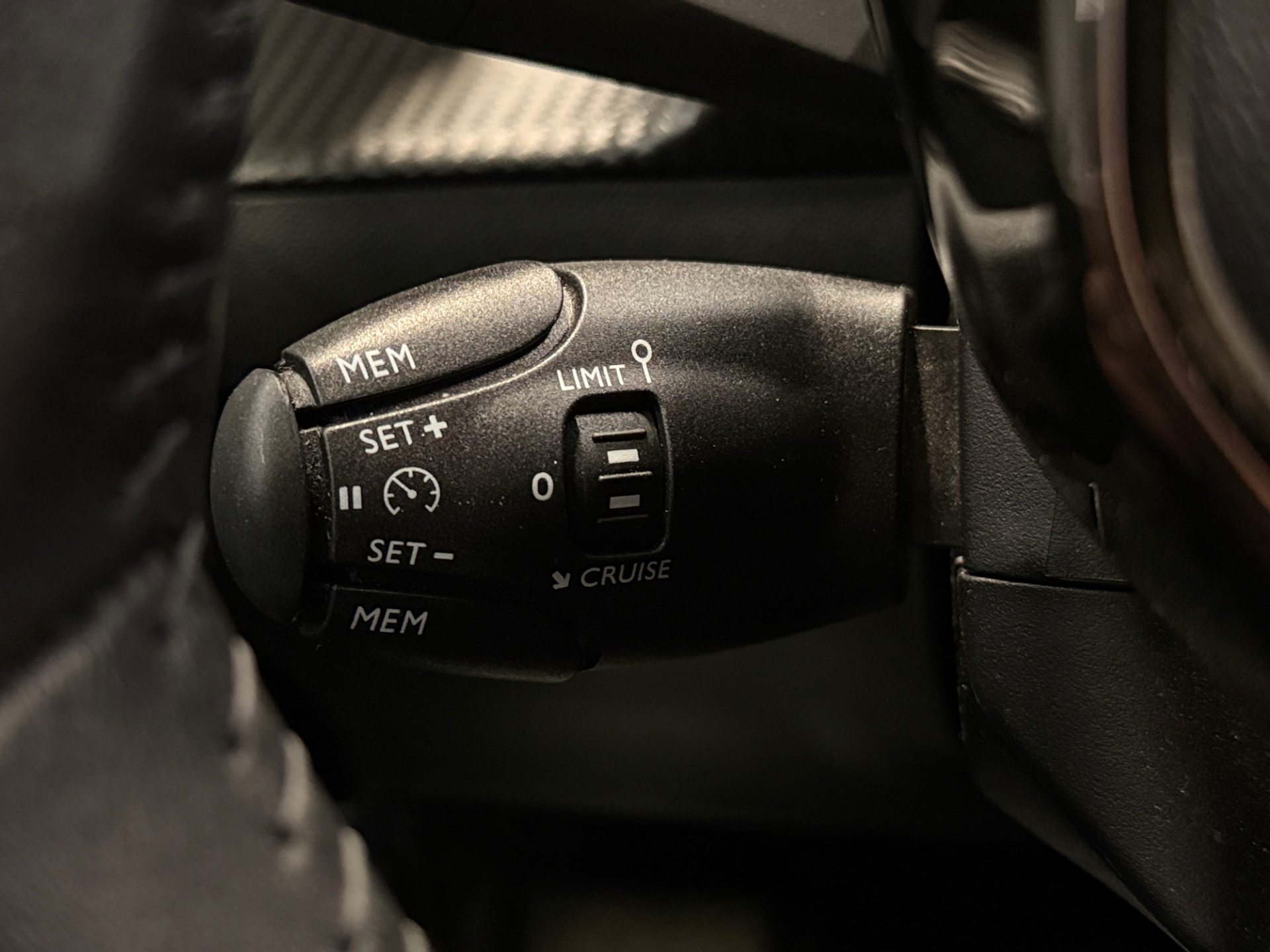 PEUGEOT e-2008 2023