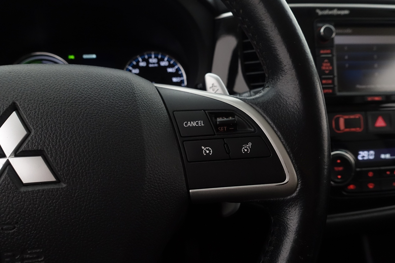 MITSUBISHI Outlander PHEV 2015