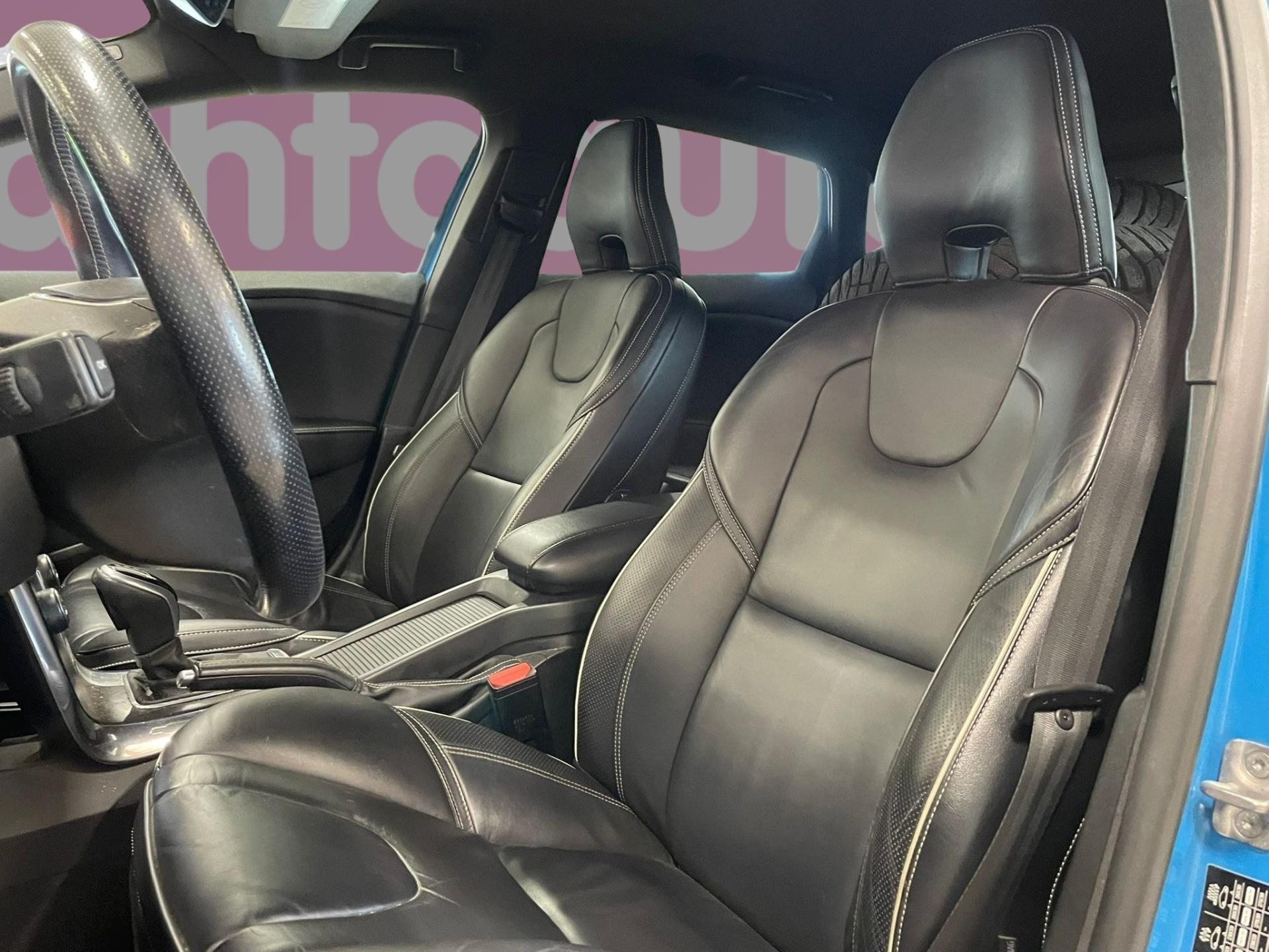 VOLVO V40 2015