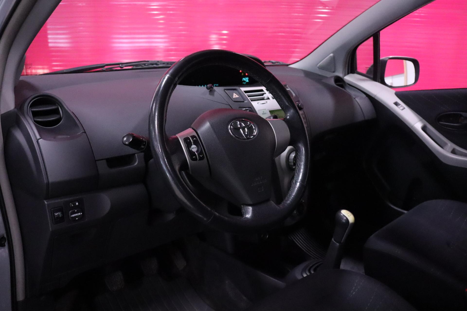 TOYOTA Yaris 2006