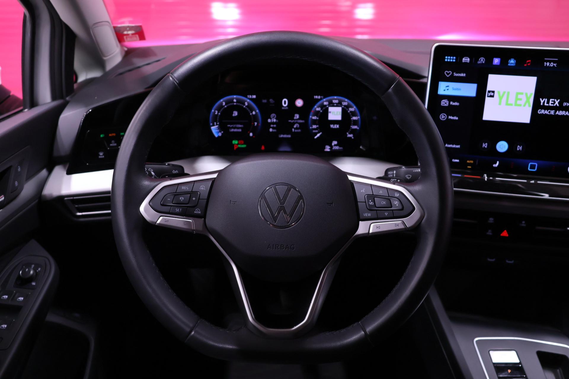 VOLKSWAGEN Golf 2024