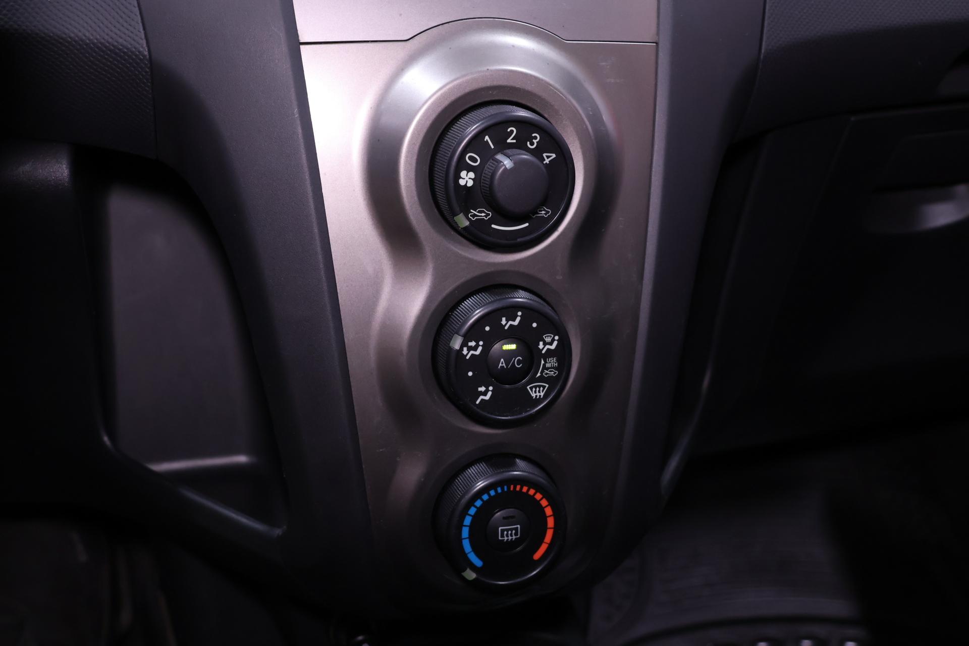 TOYOTA Yaris 15