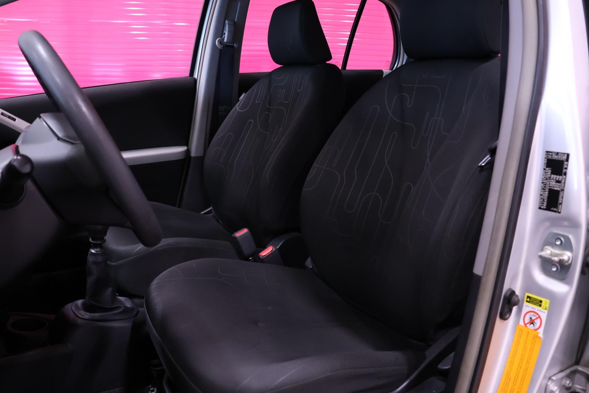 TOYOTA Yaris 9
