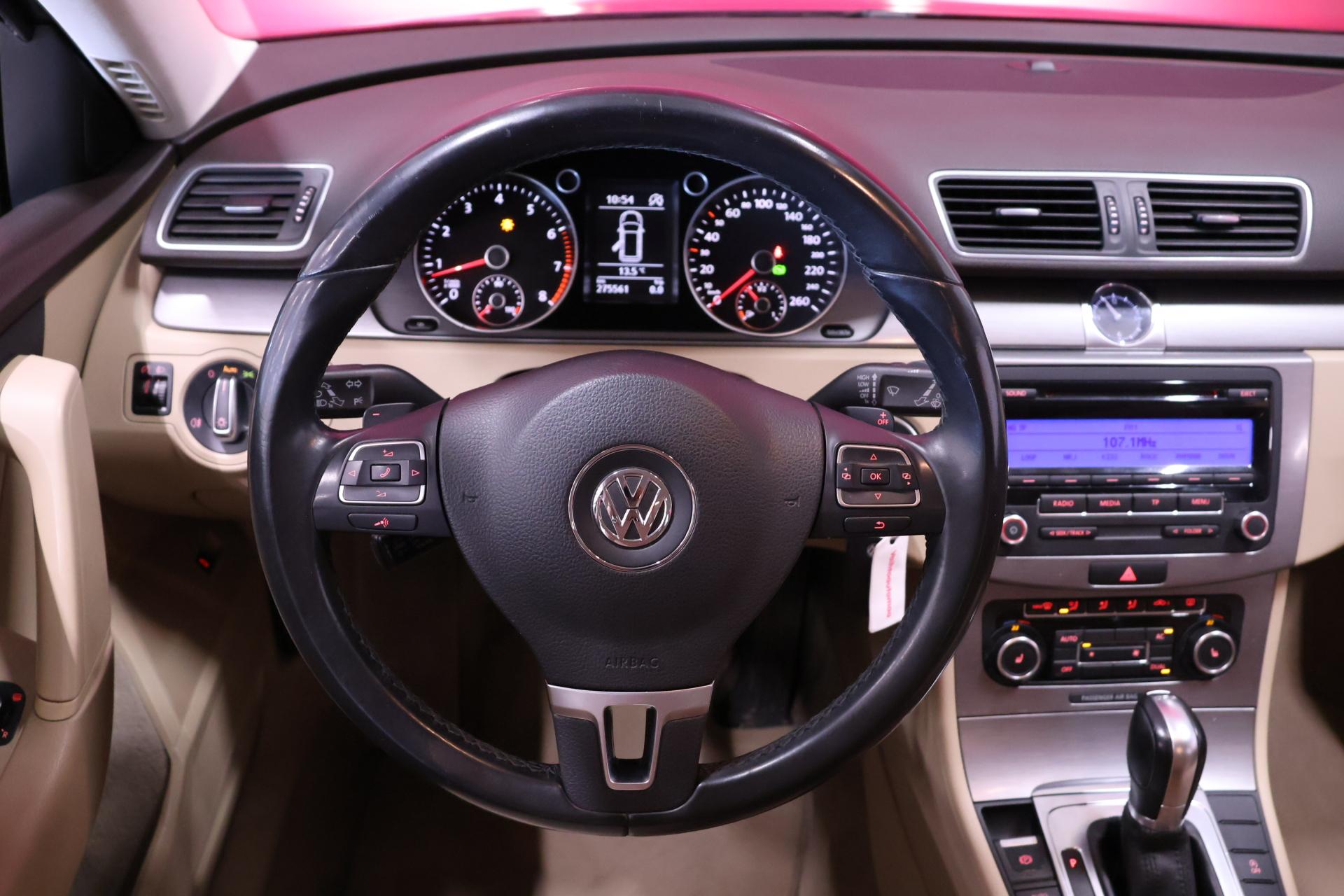 VOLKSWAGEN Passat 2011