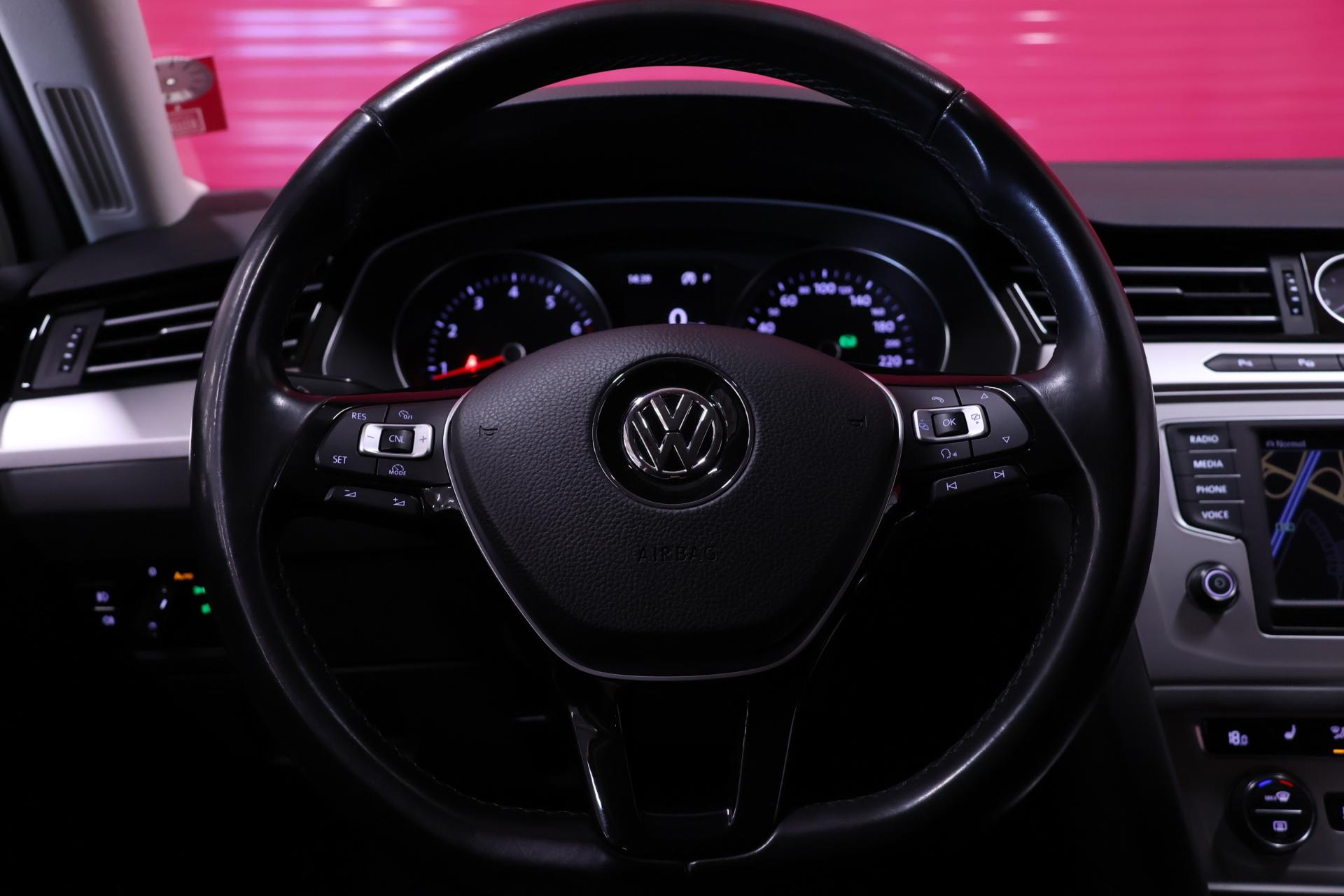 VOLKSWAGEN Passat 13