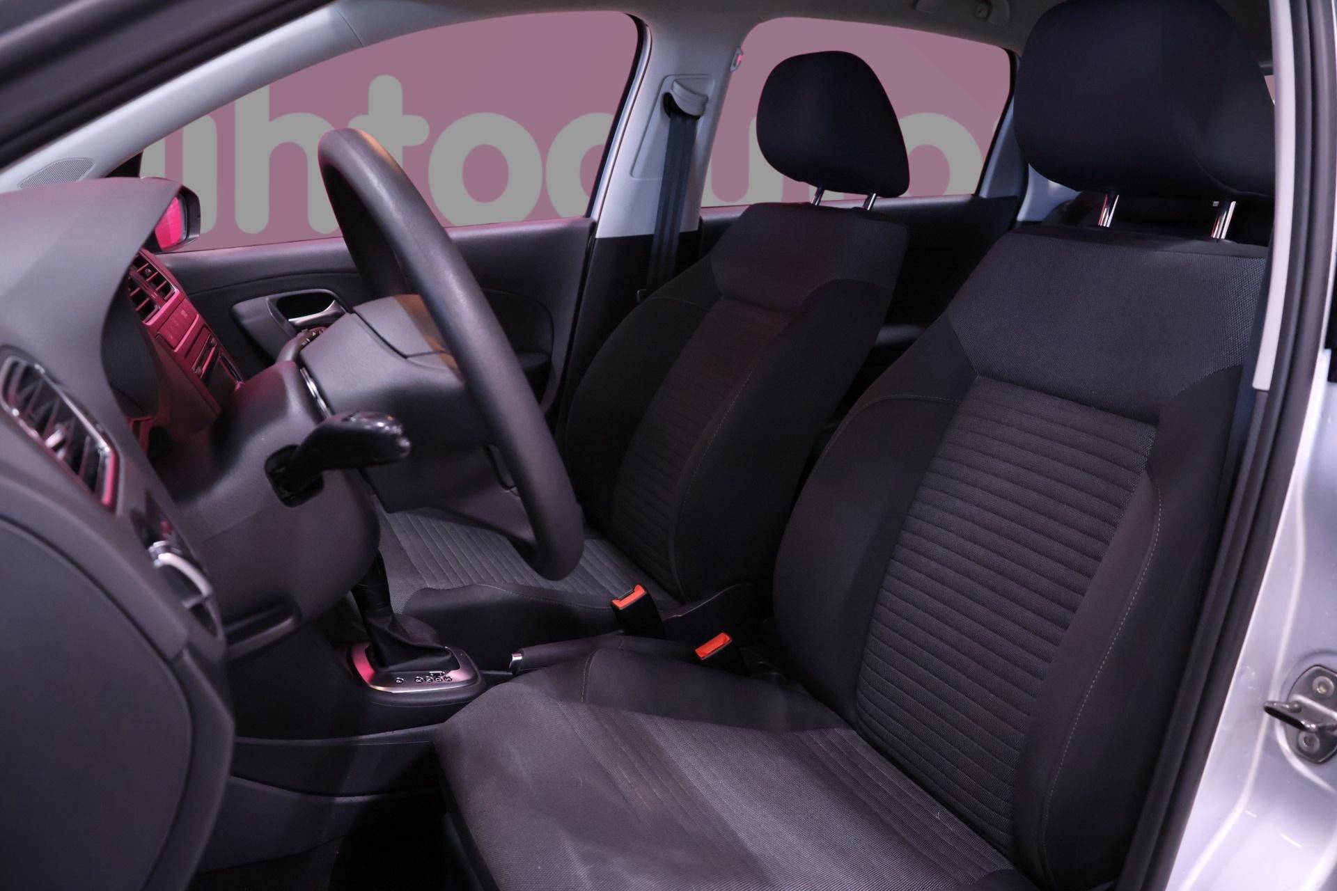 VOLKSWAGEN Polo 2011
