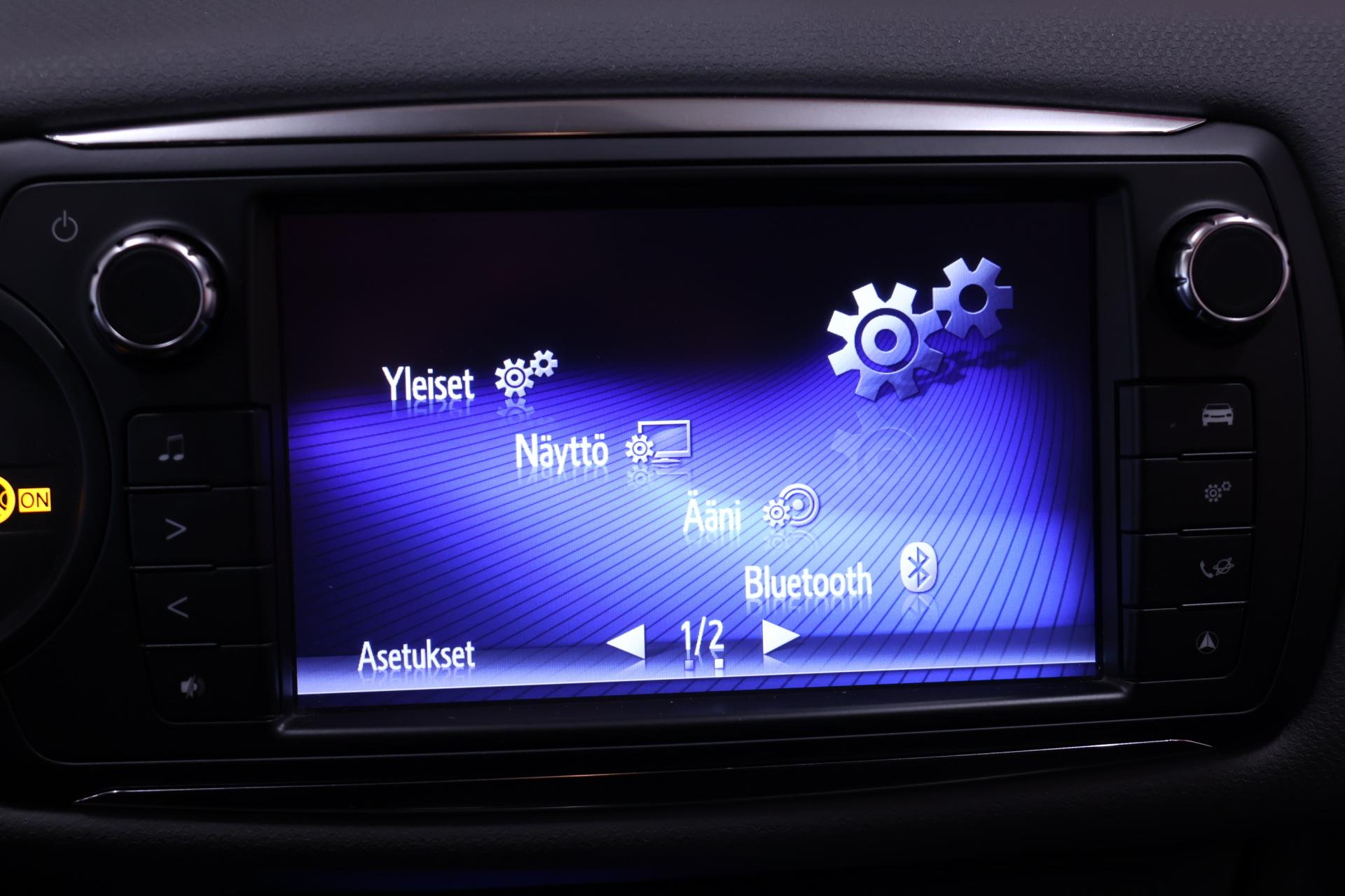 TOYOTA Yaris 2015