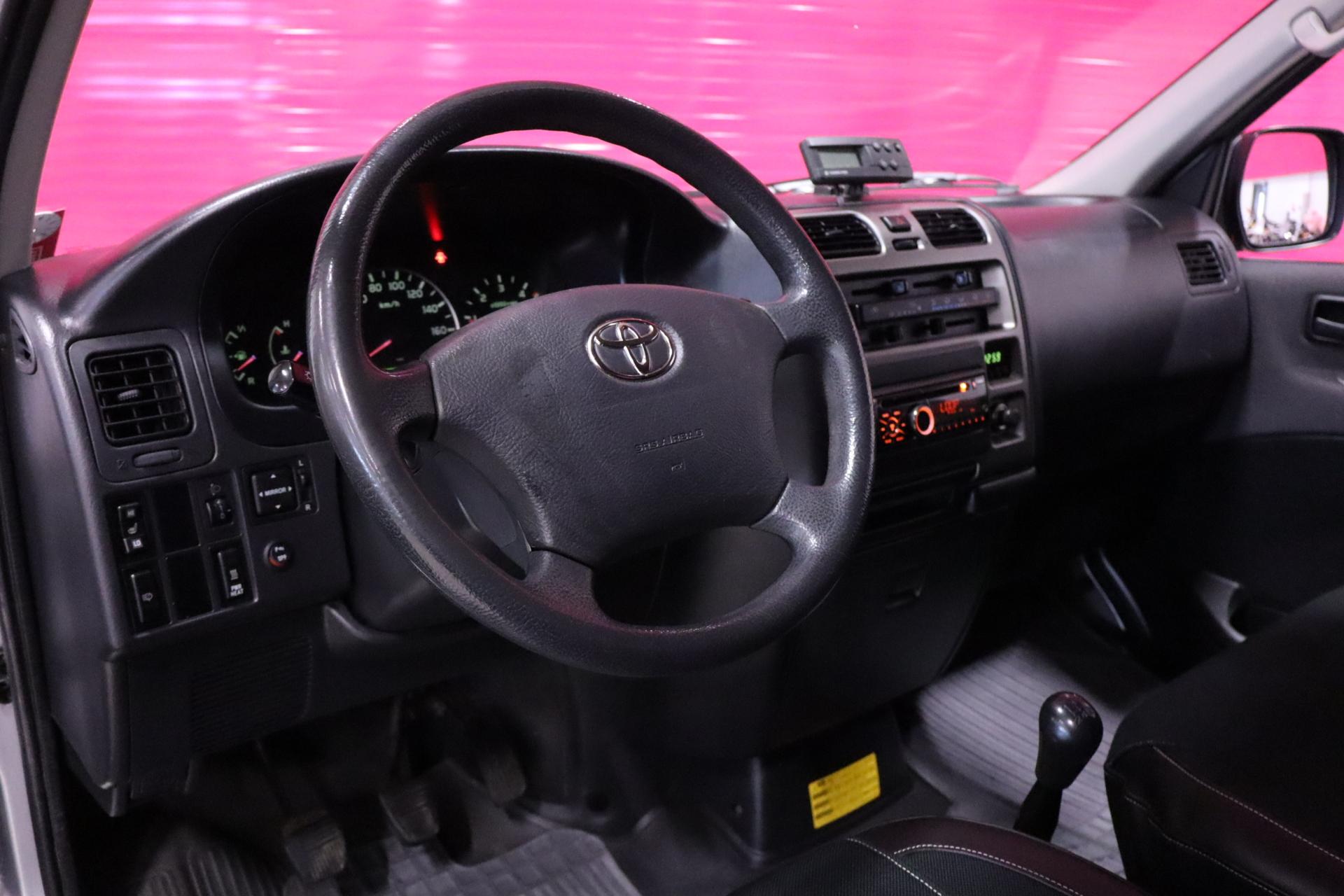 TOYOTA Hiace 2012