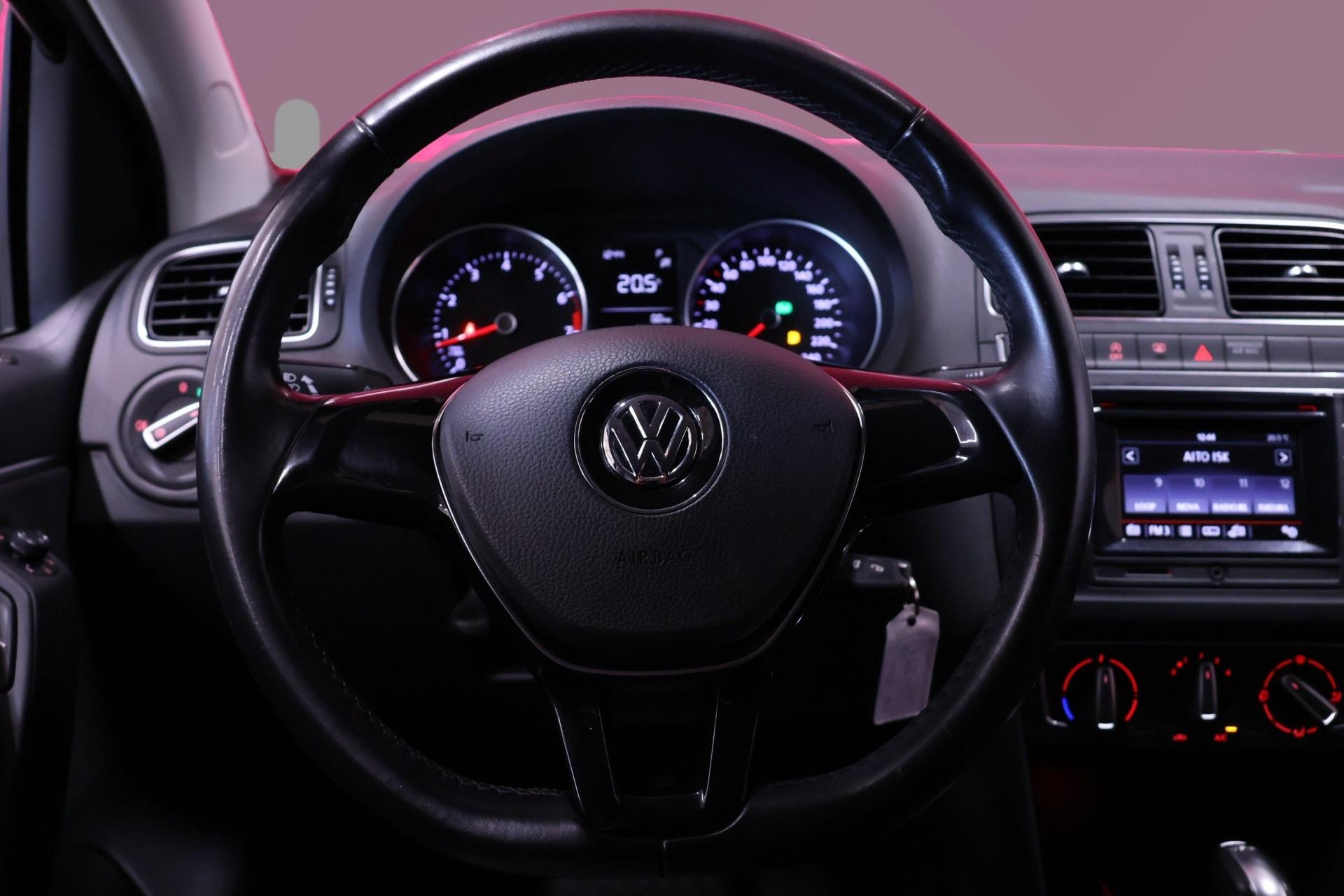 VOLKSWAGEN Polo 11