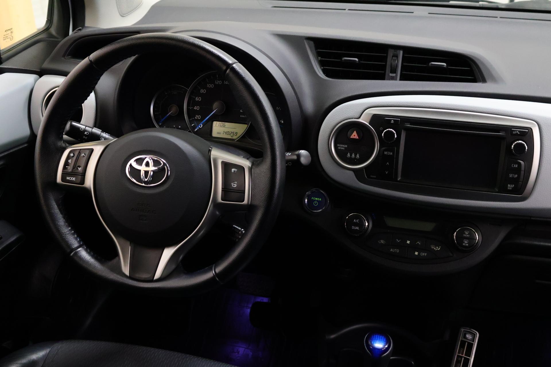 TOYOTA Yaris 2013
