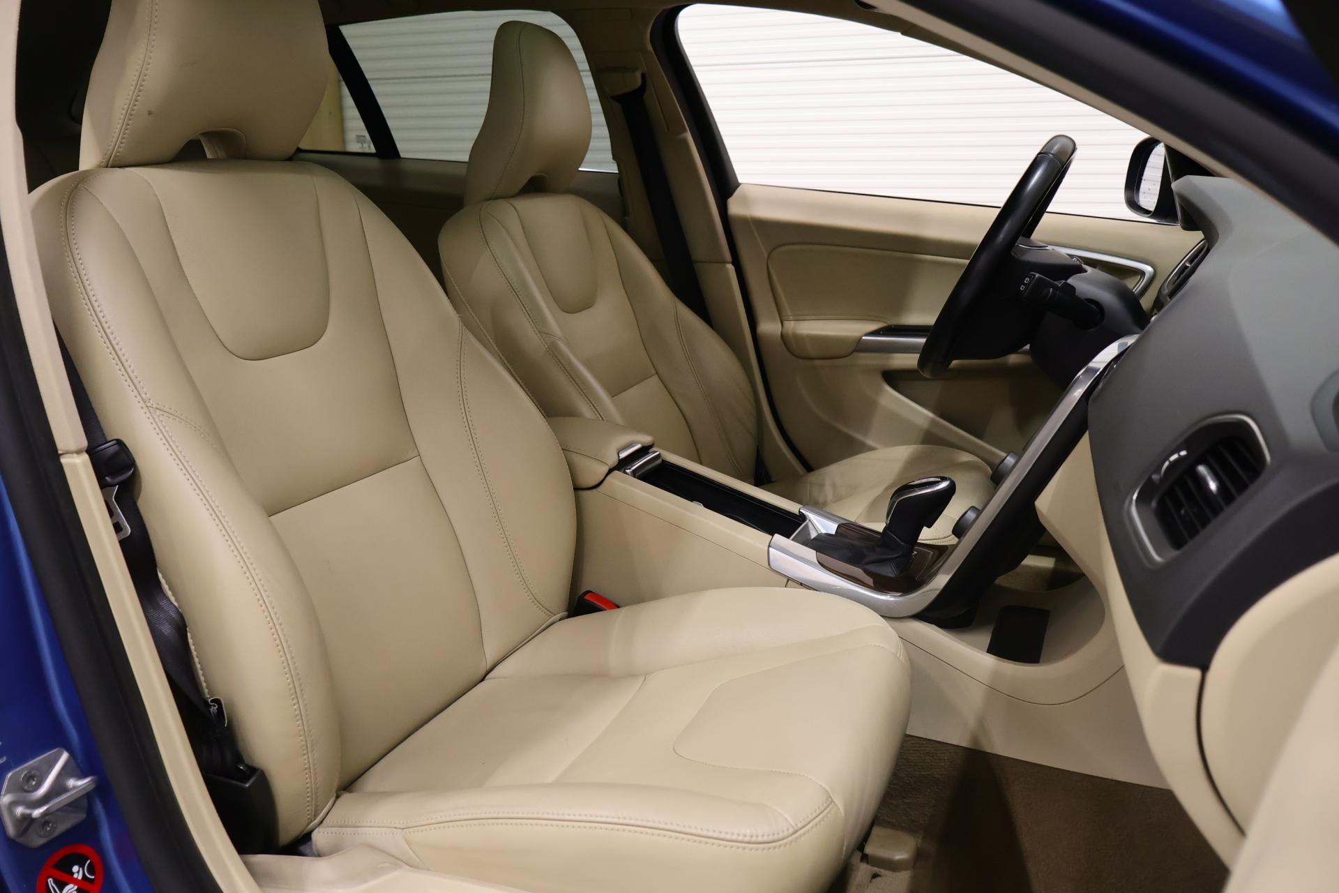 VOLVO V60 2015