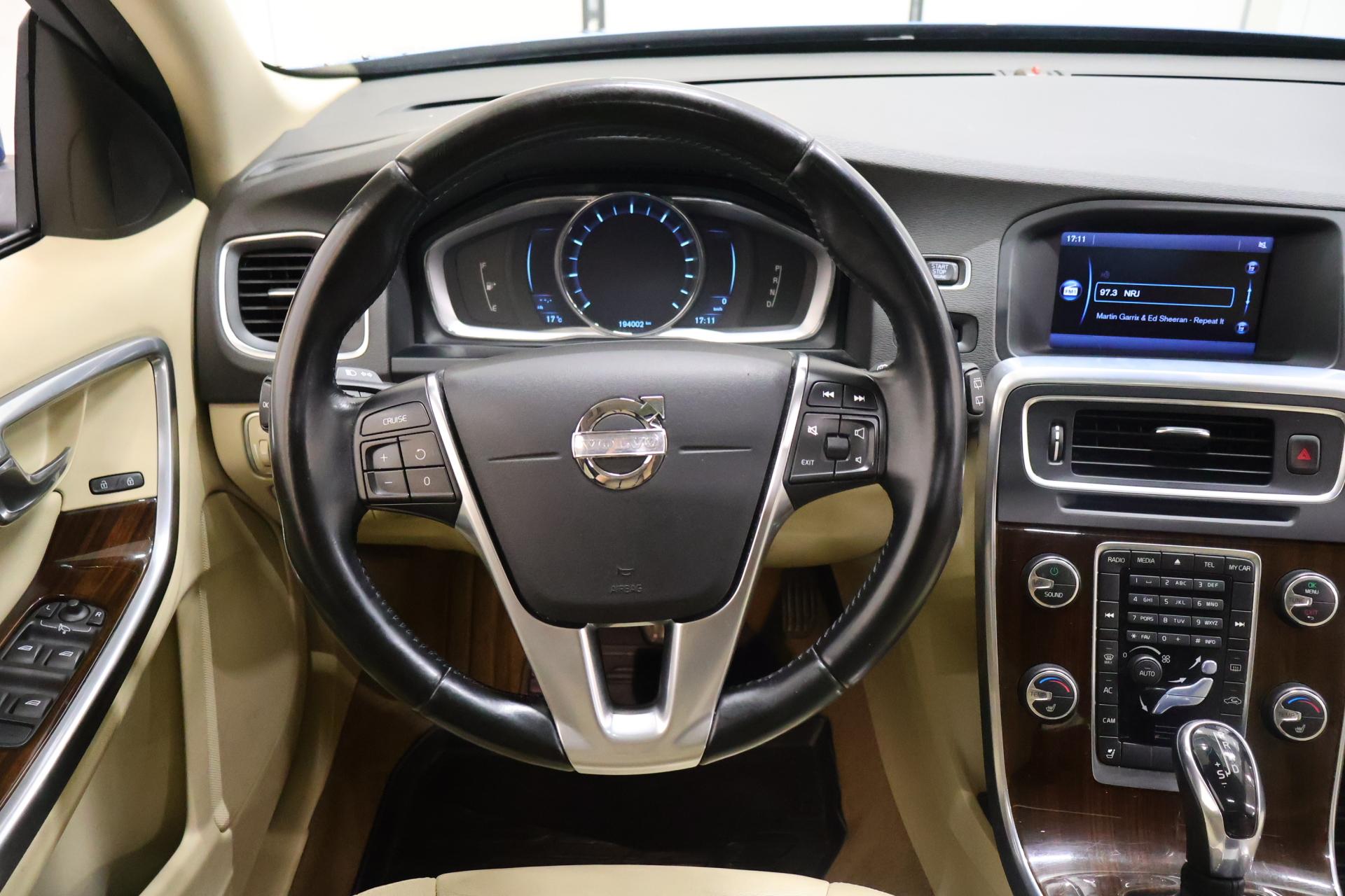 VOLVO V60 2015