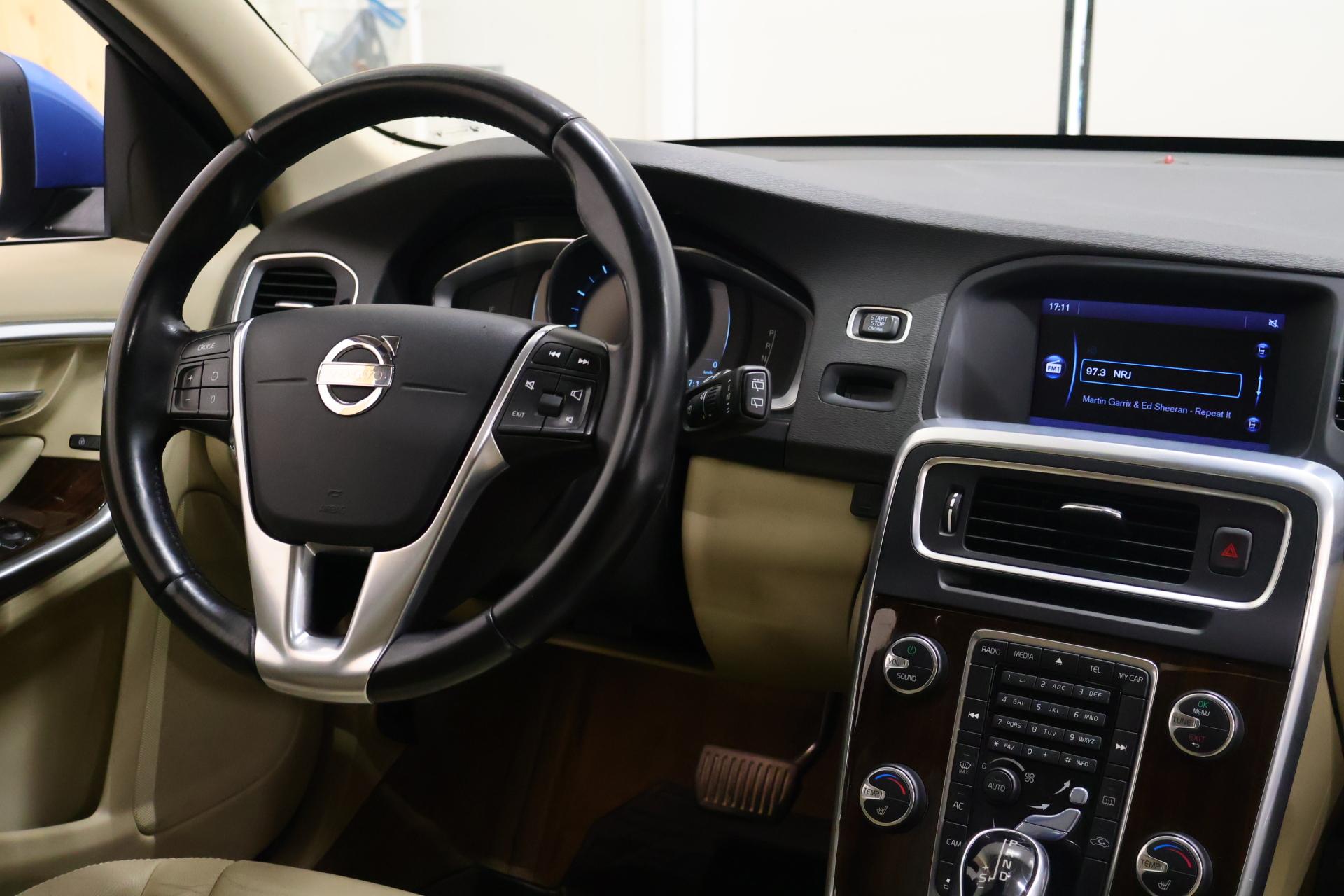 VOLVO V60 2015
