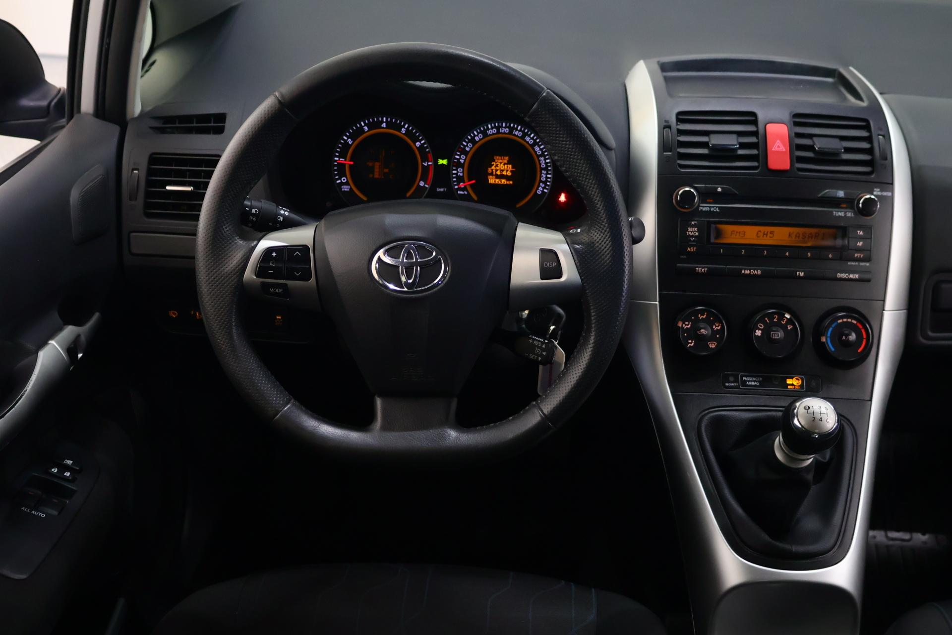 TOYOTA Auris 2011
